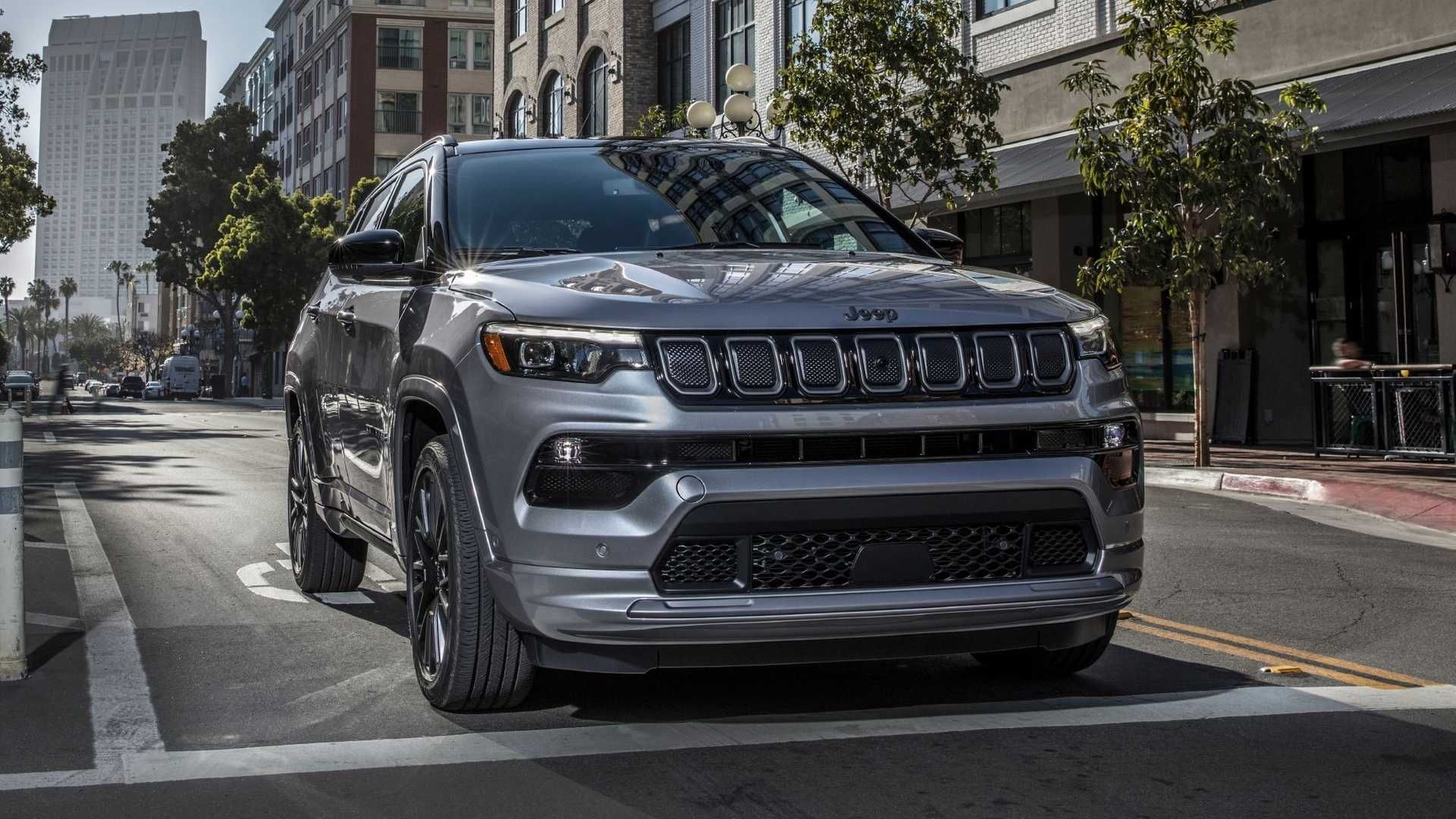 نمای جلو شاسی بلند جیپ کامپس 2022 / 2022 Jeep Compass SUV در خیابان