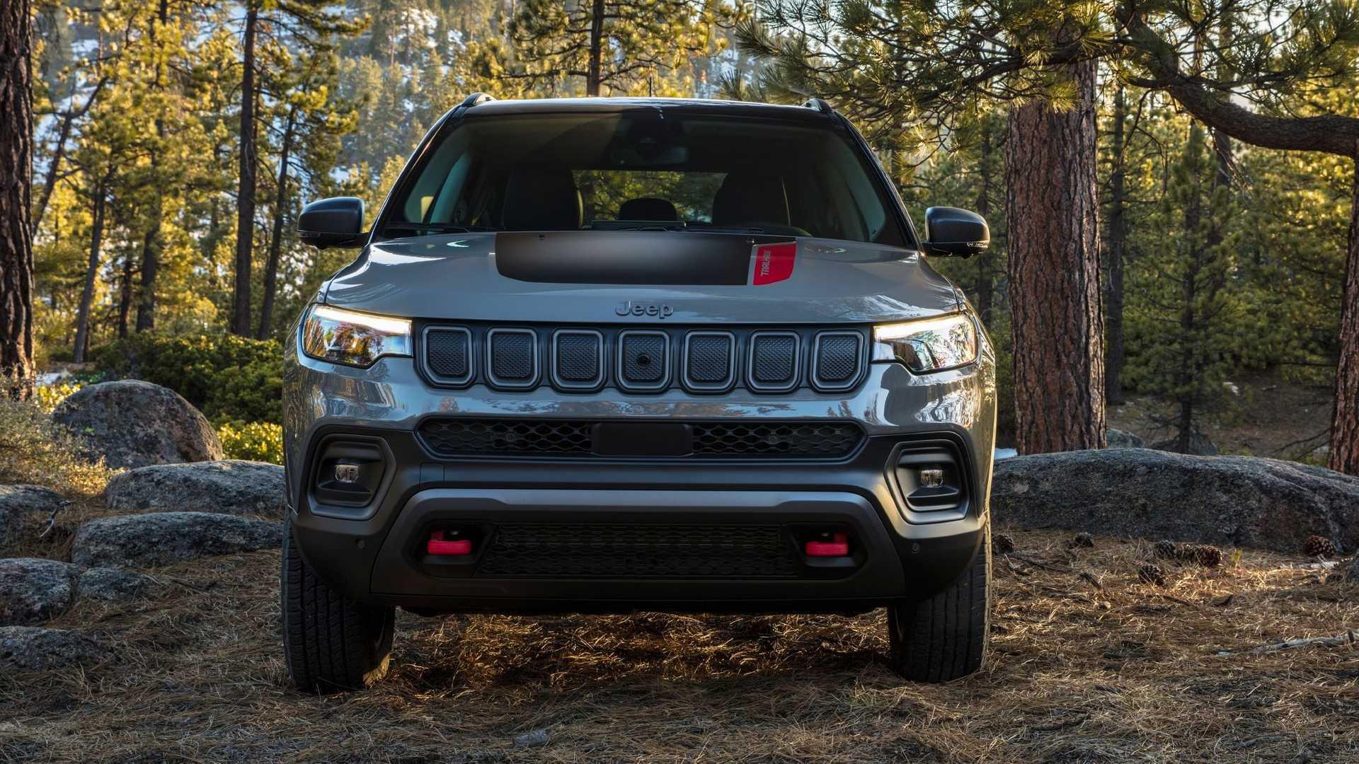 نمای جلو شاسی بلند جیپ کامپس 2022 / 2022 Jeep Compass SUV در جنگل