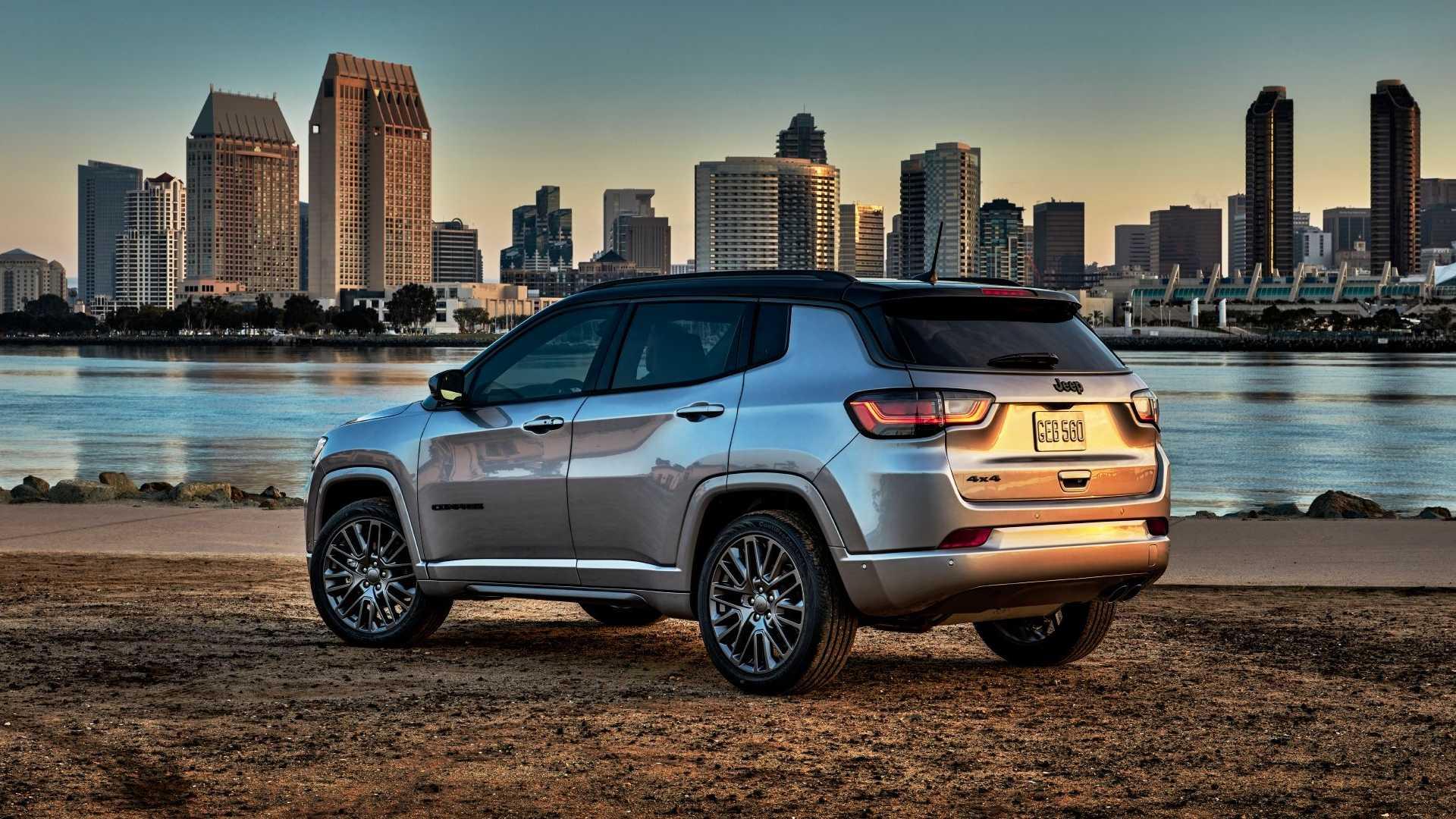 نمای سه چهارم عقب شاسی بلند جیپ کامپس 2022 / 2022 Jeep Compass SUV