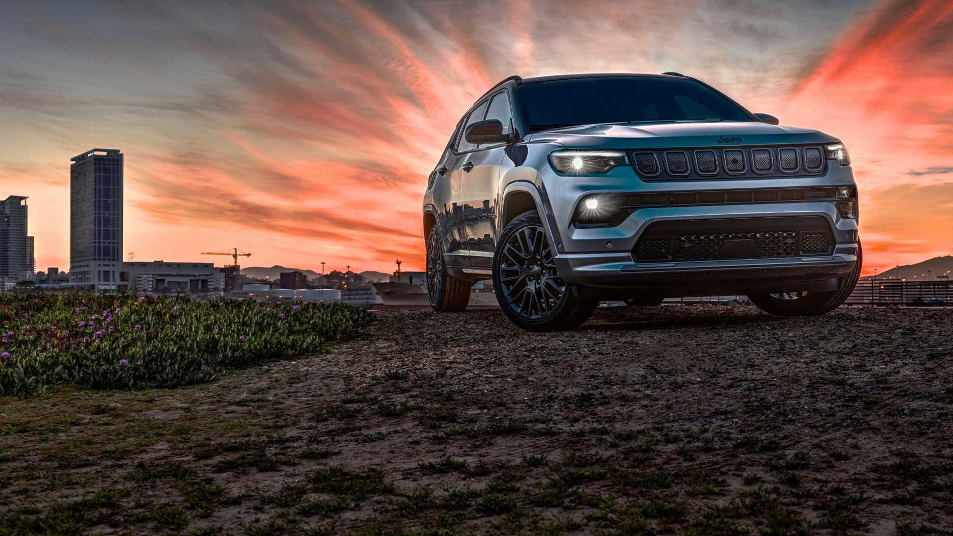 نمای جلو شاسی بلند جیپ کامپس 2022 / 2022 Jeep Compass SUV در بیرون شهر
