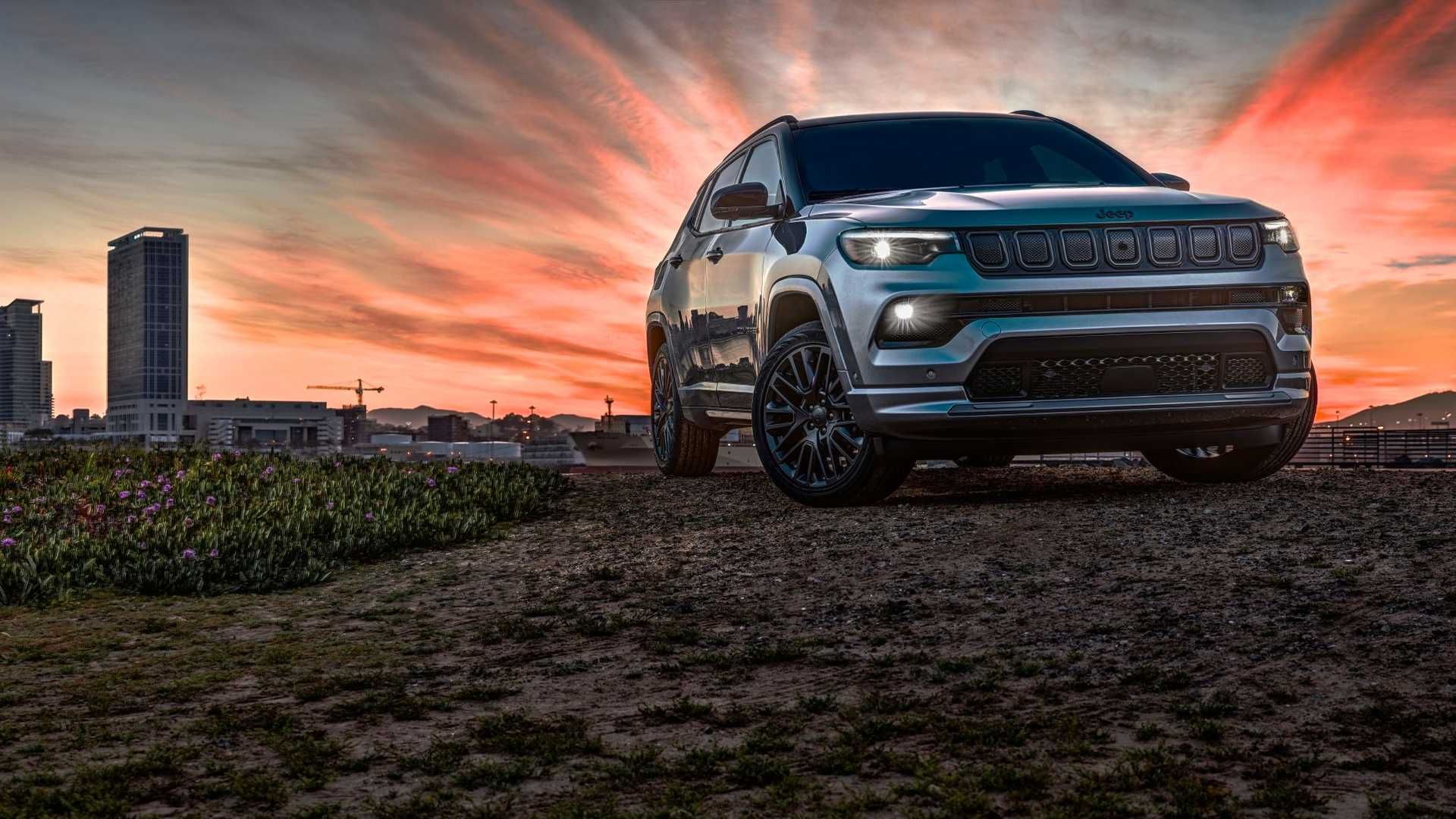 نمای جلو شاسی بلند جیپ کامپس 2022 / 2022 Jeep Compass SUV در بیرون شهر