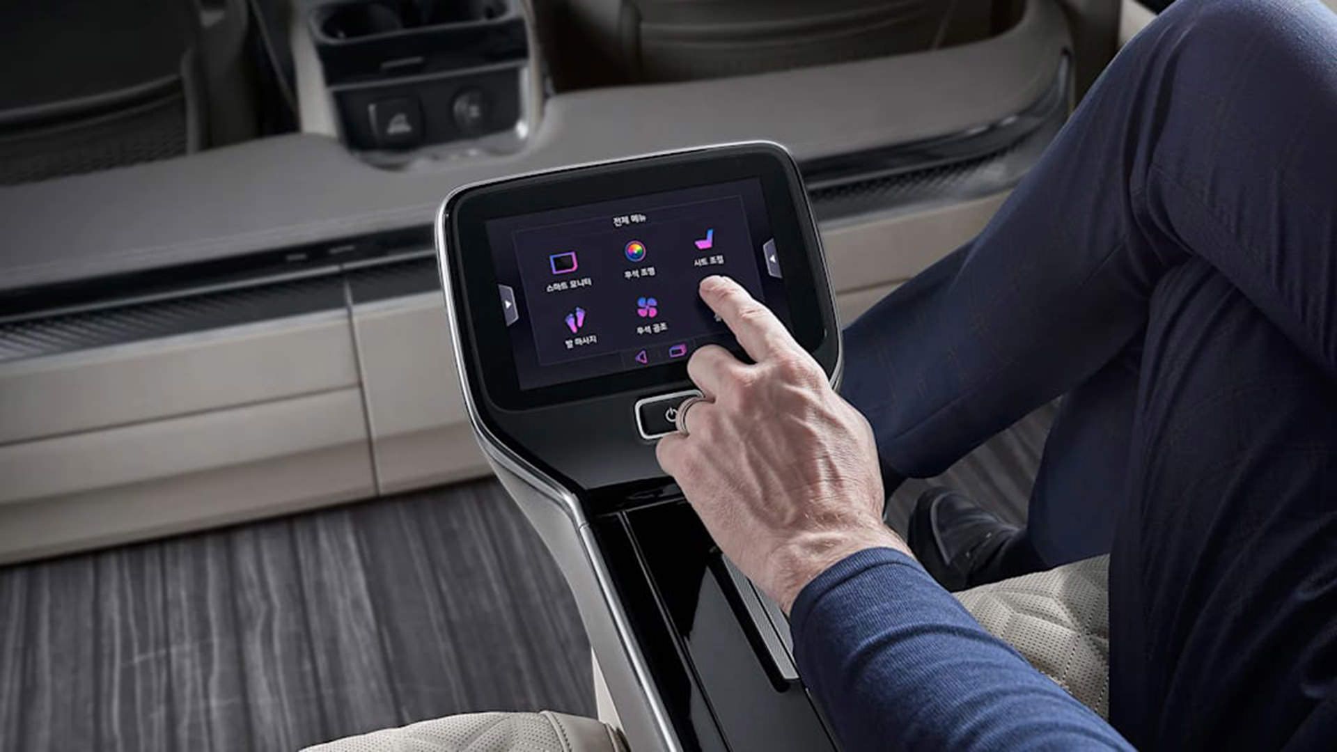 نمایشگر لمسی کنار صندلی مینی ون کیا کارنیوال های لیموزین / 2022 Kia Carnival Hi Limousine سیاه رنگ