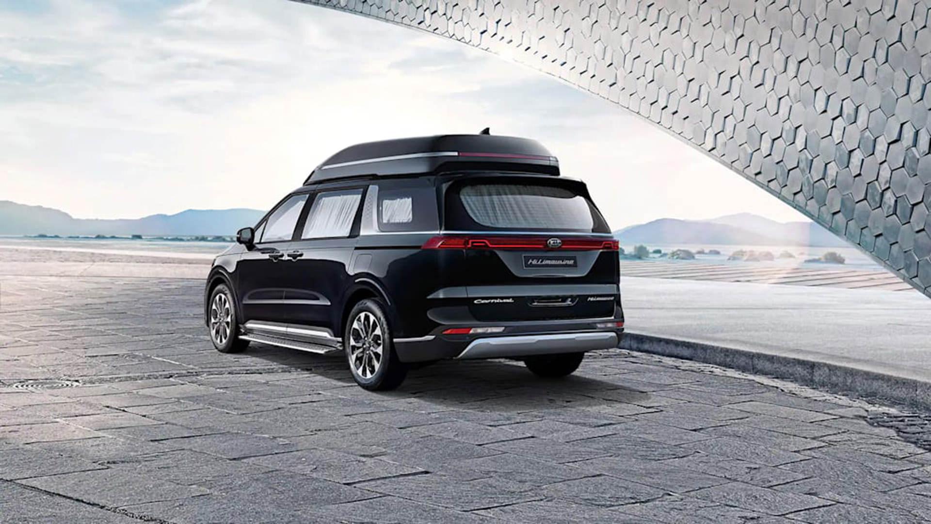 نمای عقب مینی ون کیا کارنیوال های لیموزین / 2022 Kia Carnival Hi Limousine سیاه رنگ