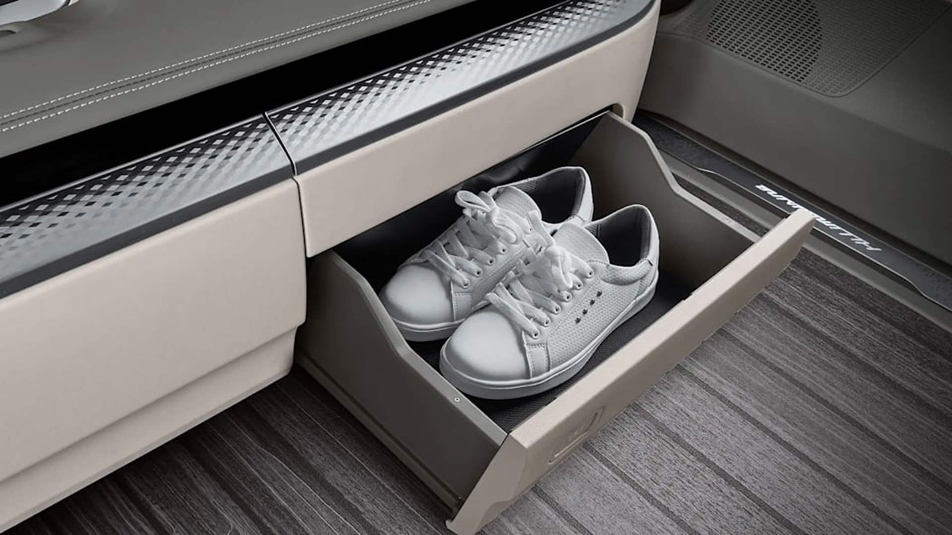 محفظه کفش مینی ون کیا کارنیوال های لیموزین / 2022 Kia Carnival Hi Limousine