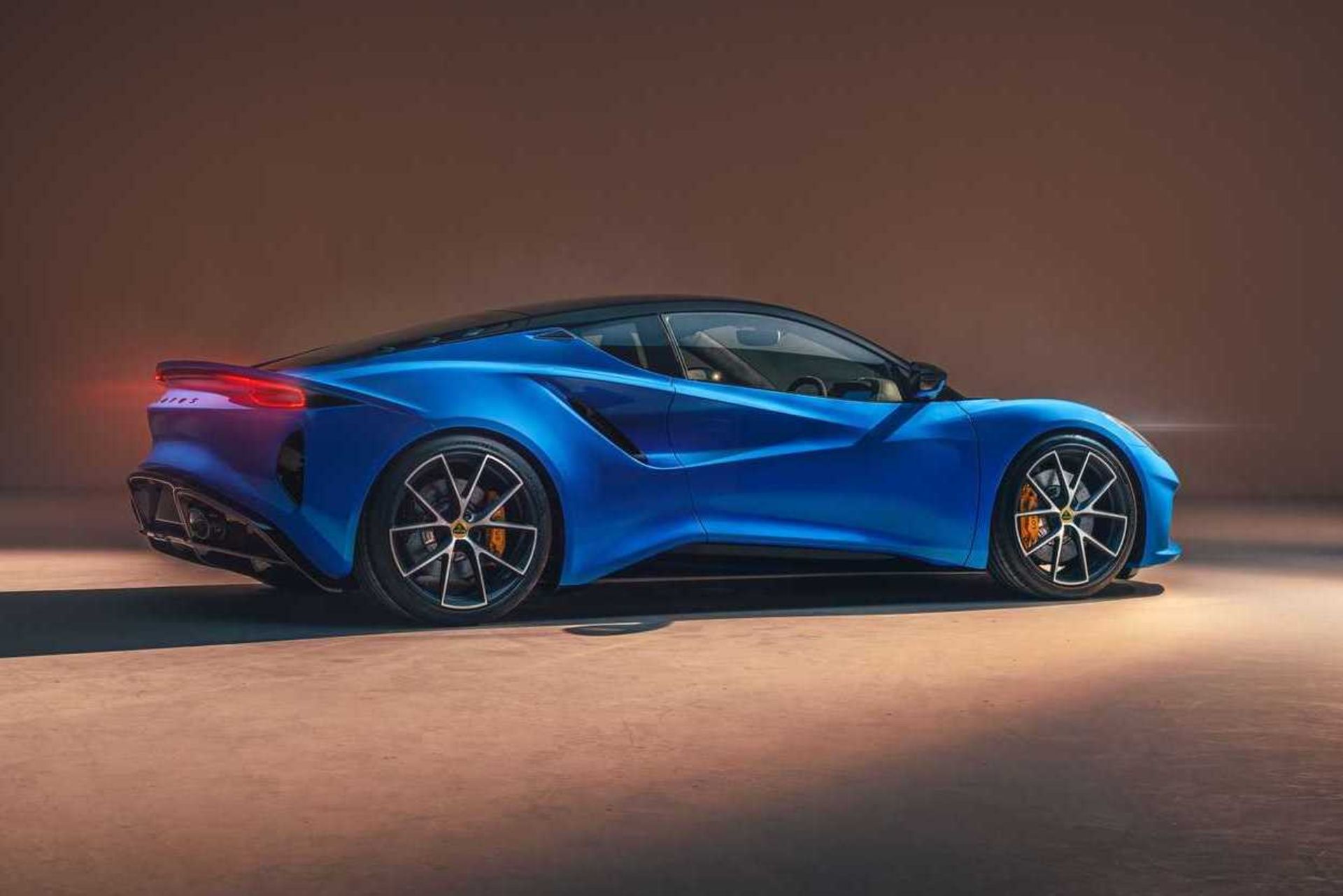 نمای جانبی Lotus Emira لوتوس امیرا