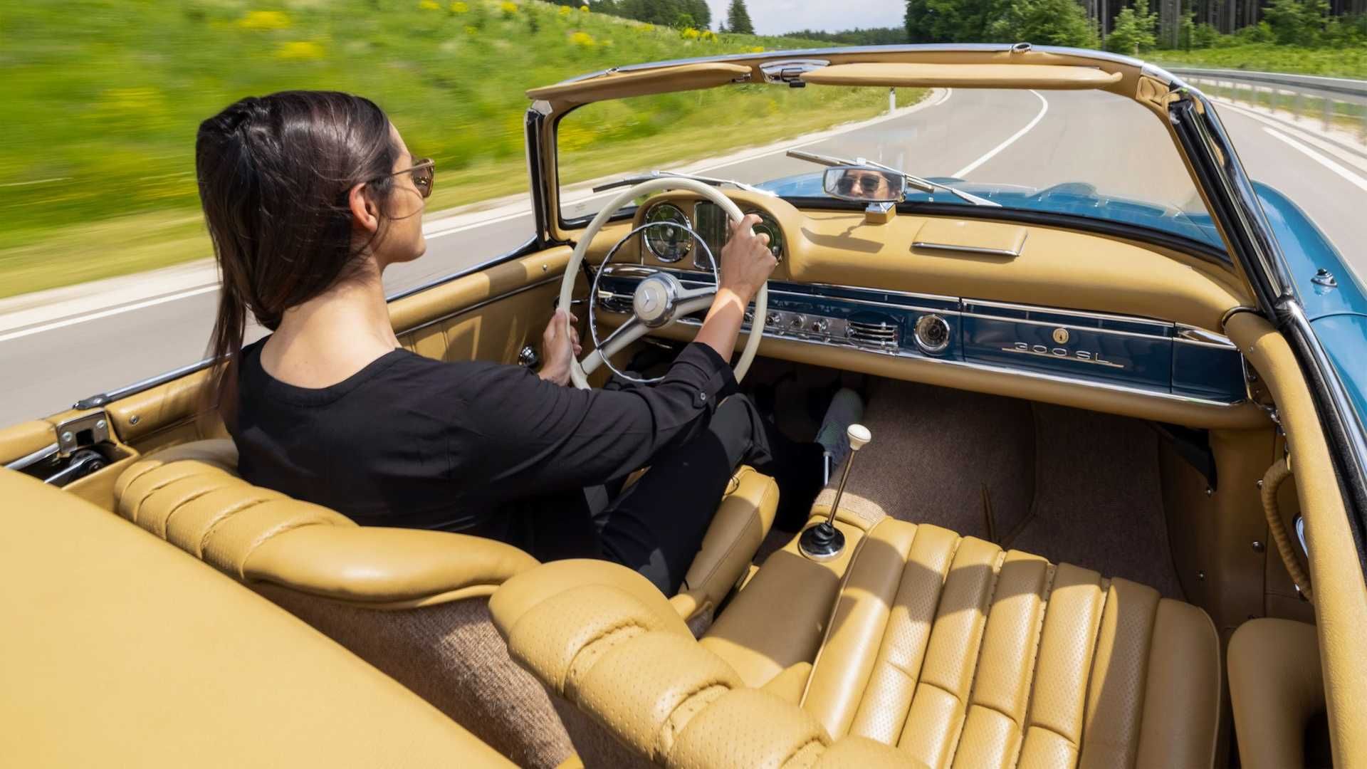 نمای کابین نسل جدید مرسدس آ ام گ اس ال / 2022 Mercedes-AMG SL Interior در جاده