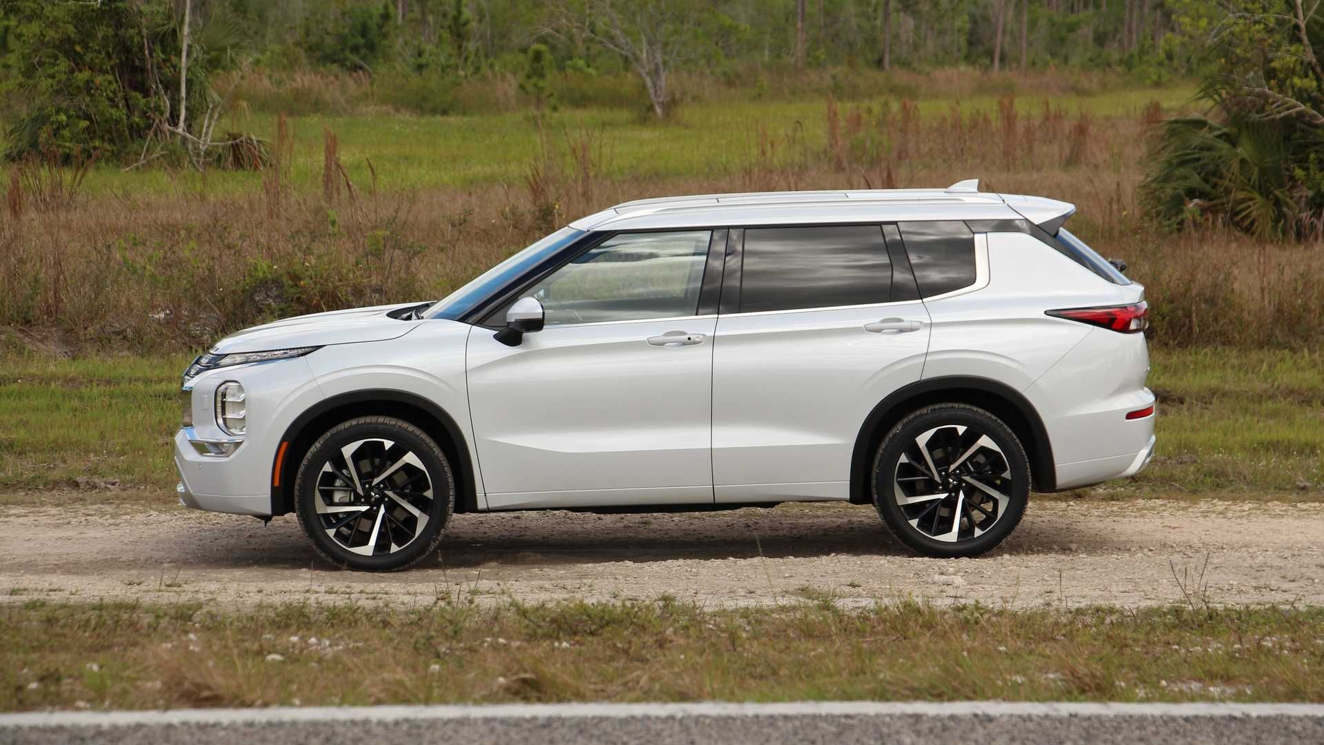 نمای جانبی شاسی بلند میتسوبیشی اوتلندر / Mitsubishi Outlander سفید رنگ