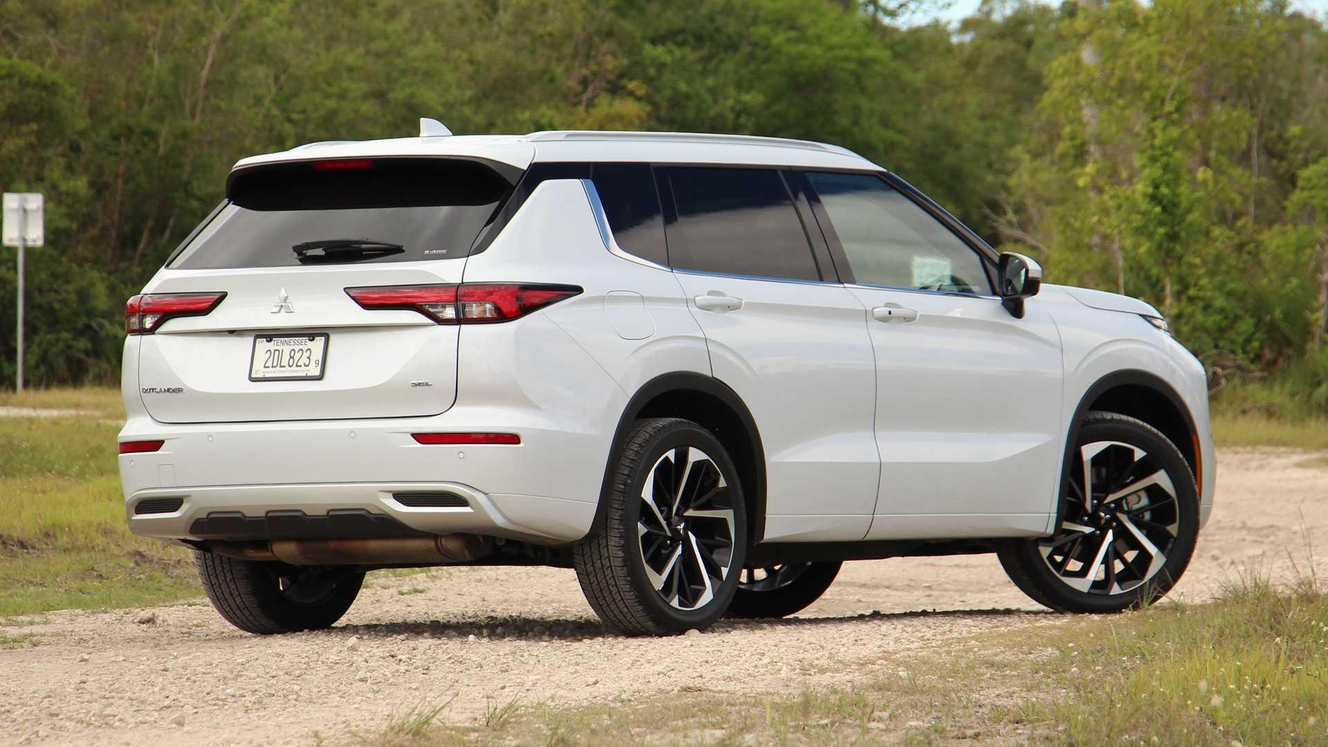 نمای سه چهارم عقب شاسی بلند میتسوبیشی اوتلندر / Mitsubishi Outlander سفید رنگ