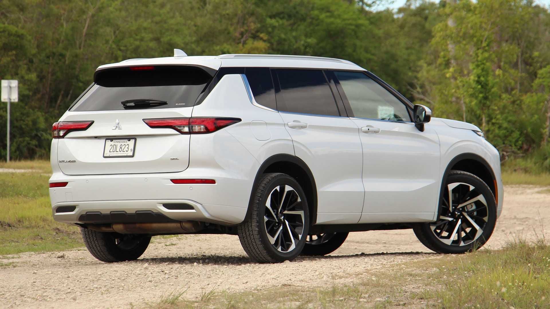 نمای سه چهارم عقب شاسی بلند میتسوبیشی اوتلندر / Mitsubishi Outlander سفید رنگ