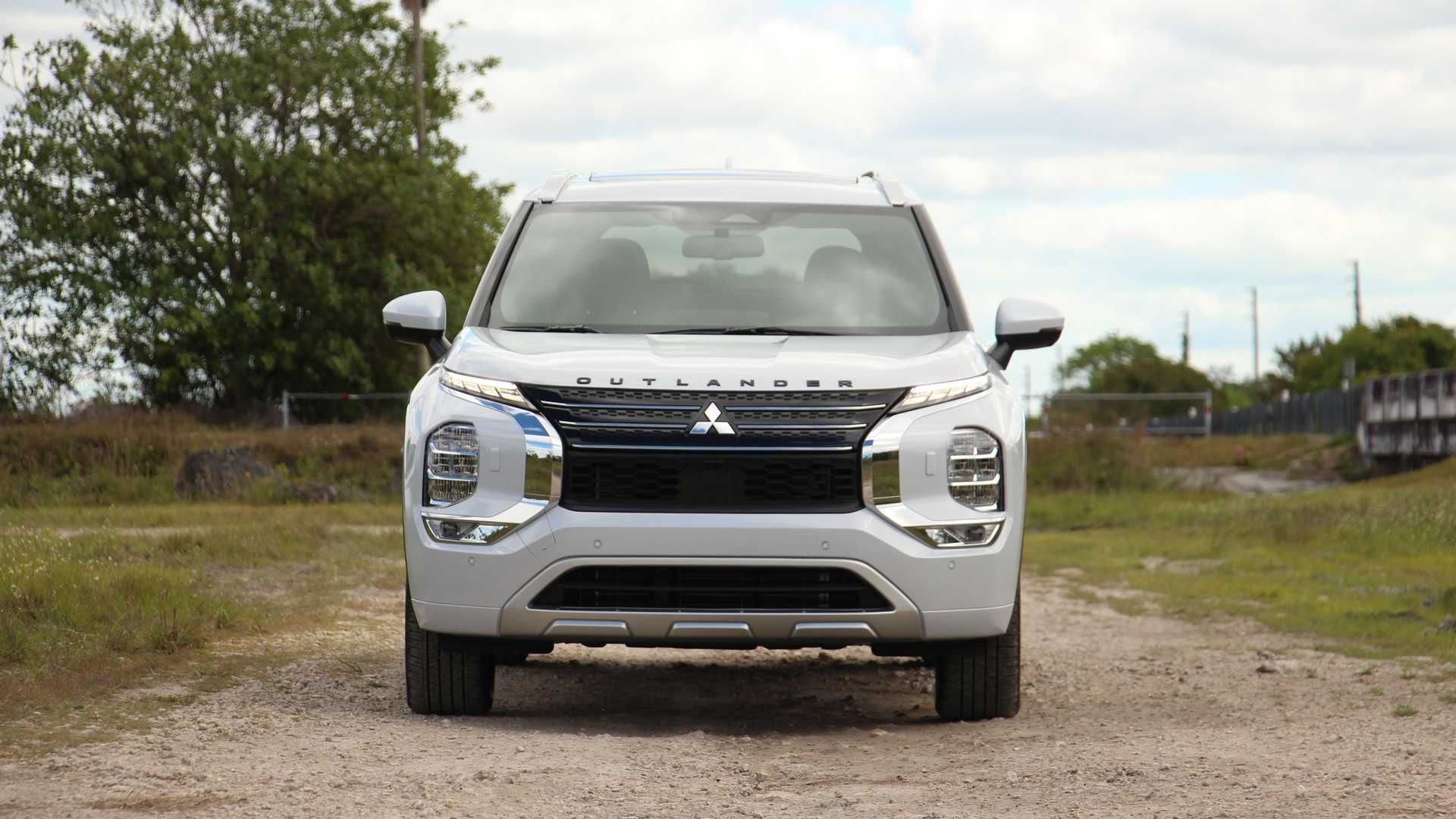 نمای جلو شاسی بلند میتسوبیشی اوتلندر / Mitsubishi Outlander سفید رنگ