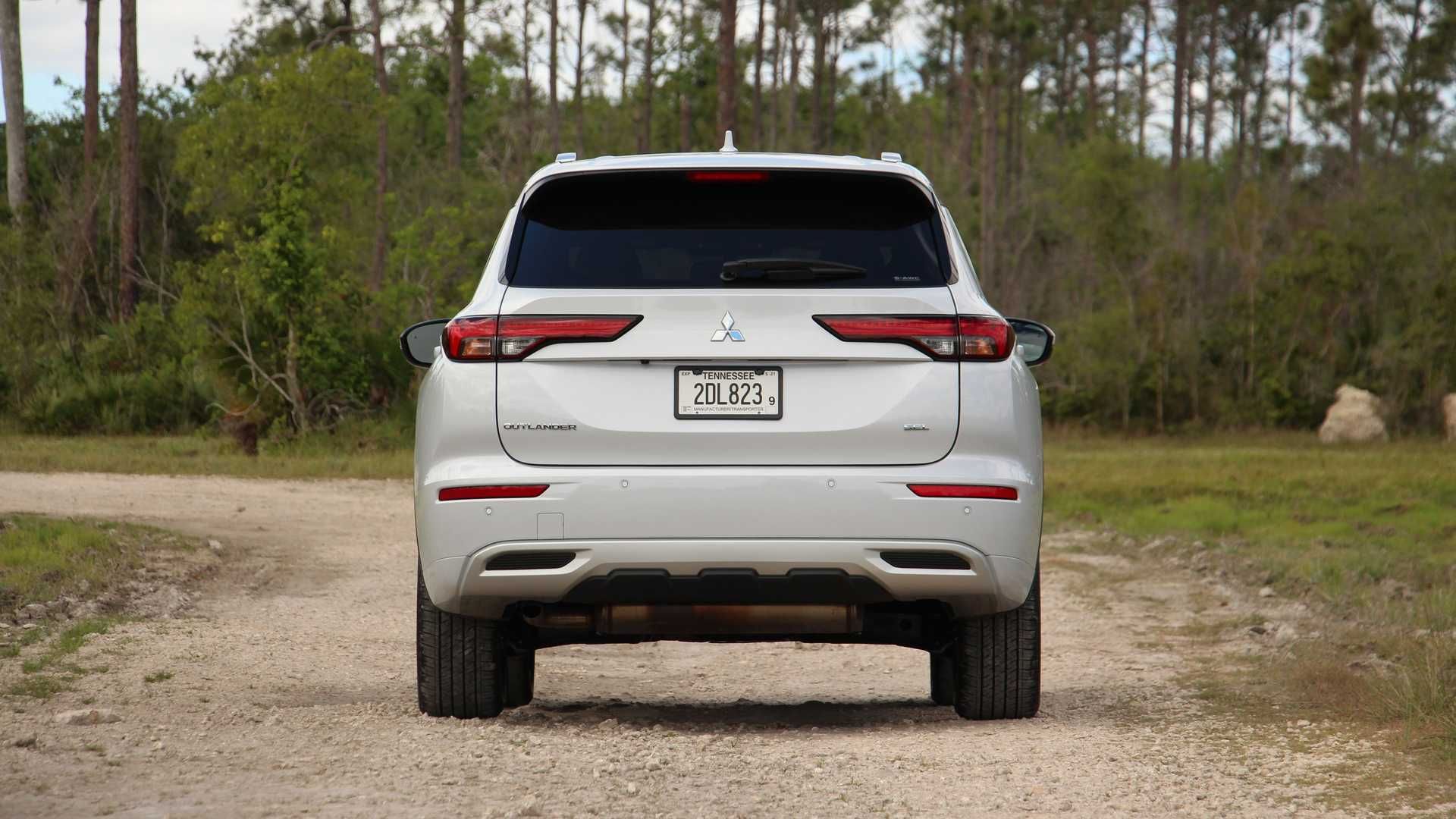 نمای عقب شاسی بلند میتسوبیشی اوتلندر / Mitsubishi Outlander سفید رنگ