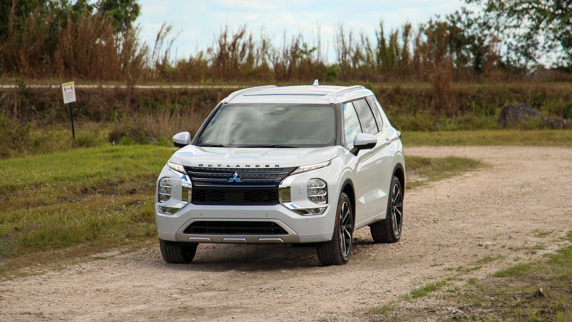 نمای جلو شاسی بلند میتسوبیشی اوتلندر / Mitsubishi Outlander سفید رنگ در جاده خاکی