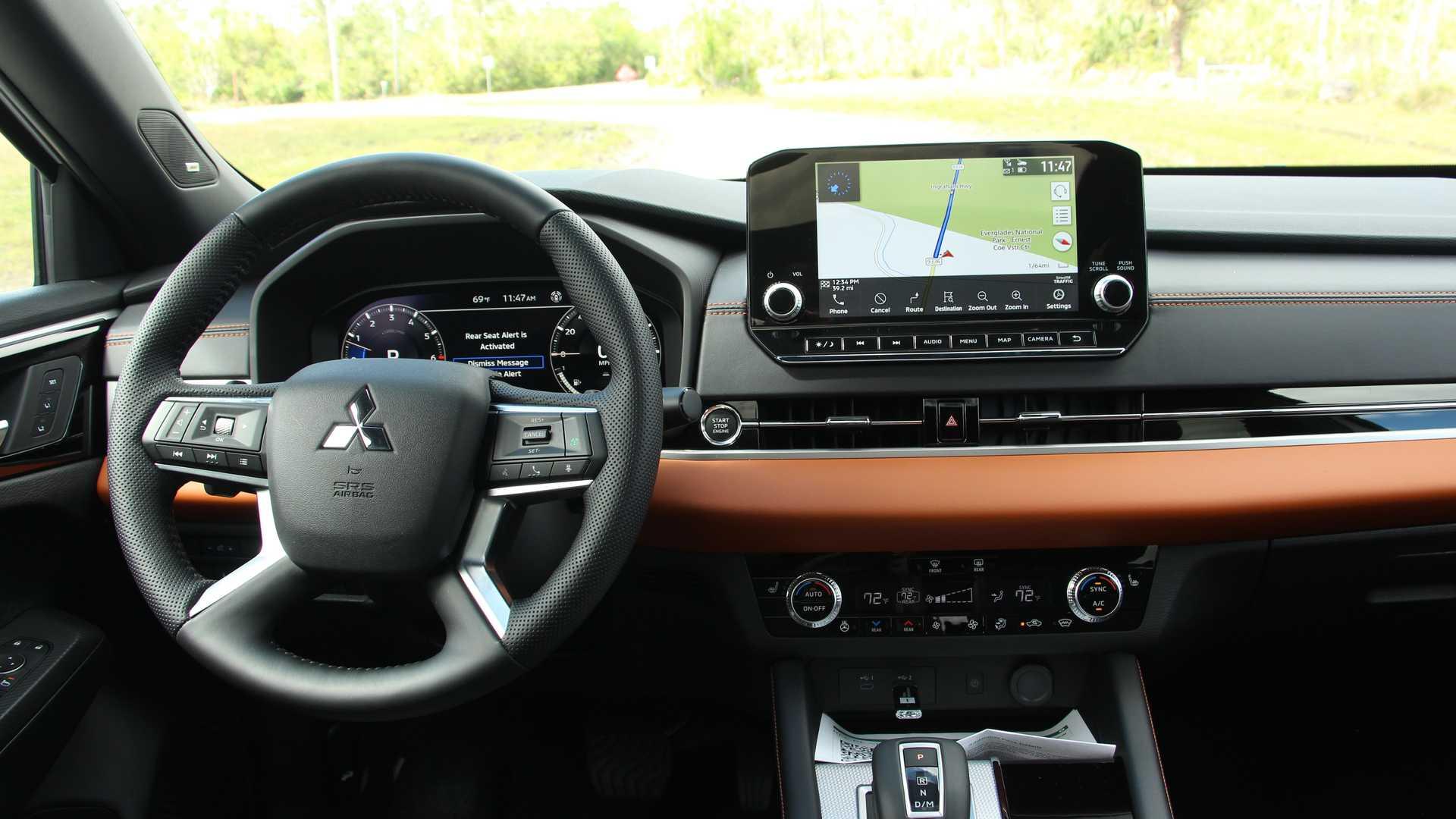 کابین و داشبورد شاسی بلند میتسوبیشی اوتلندر / Mitsubishi Outlander سفید رنگ