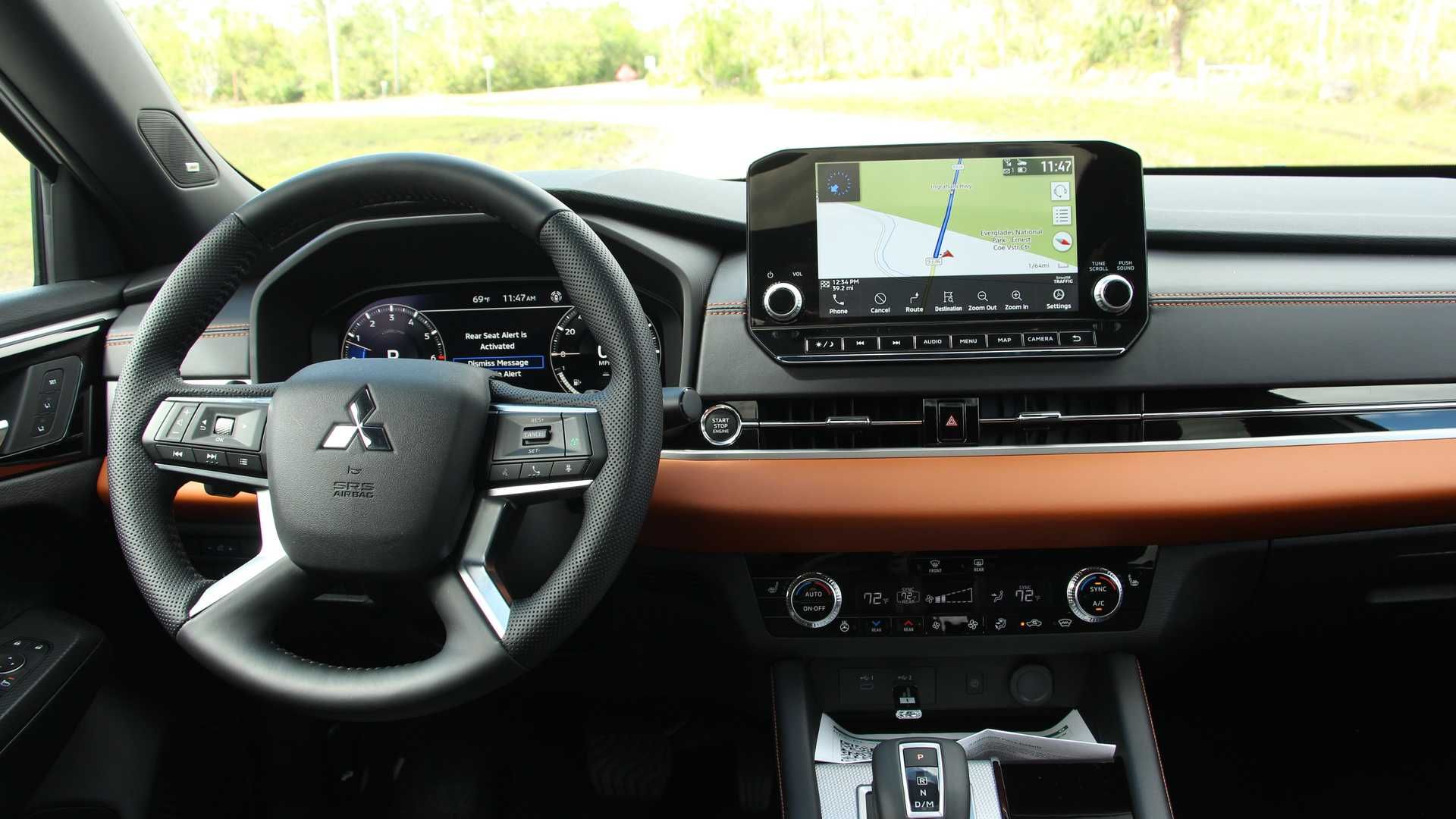 کابین و داشبورد شاسی بلند میتسوبیشی اوتلندر / Mitsubishi Outlander سفید رنگ