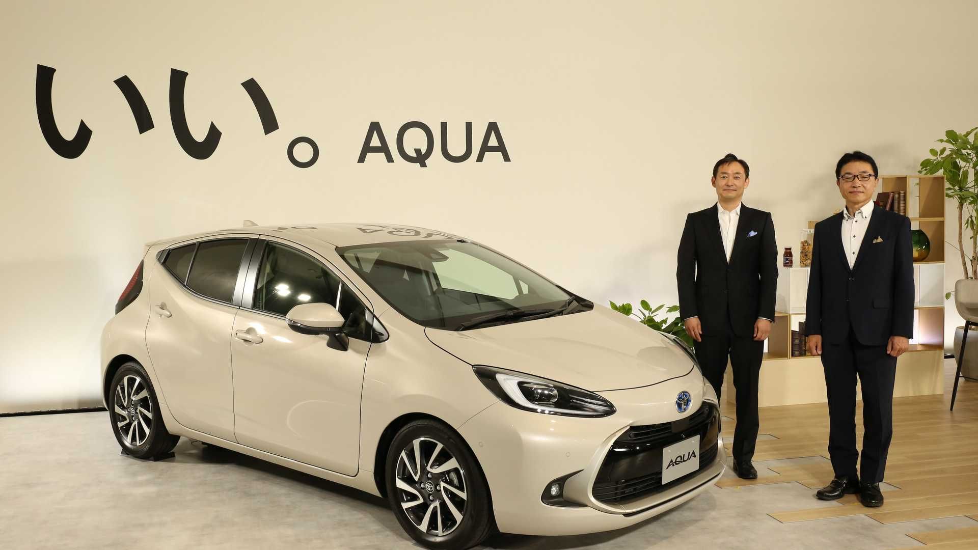 هاچ بک هیبریدی تویوتا آکوا / 2022 Toyota Aqua در کنار مدیران تویوتا
