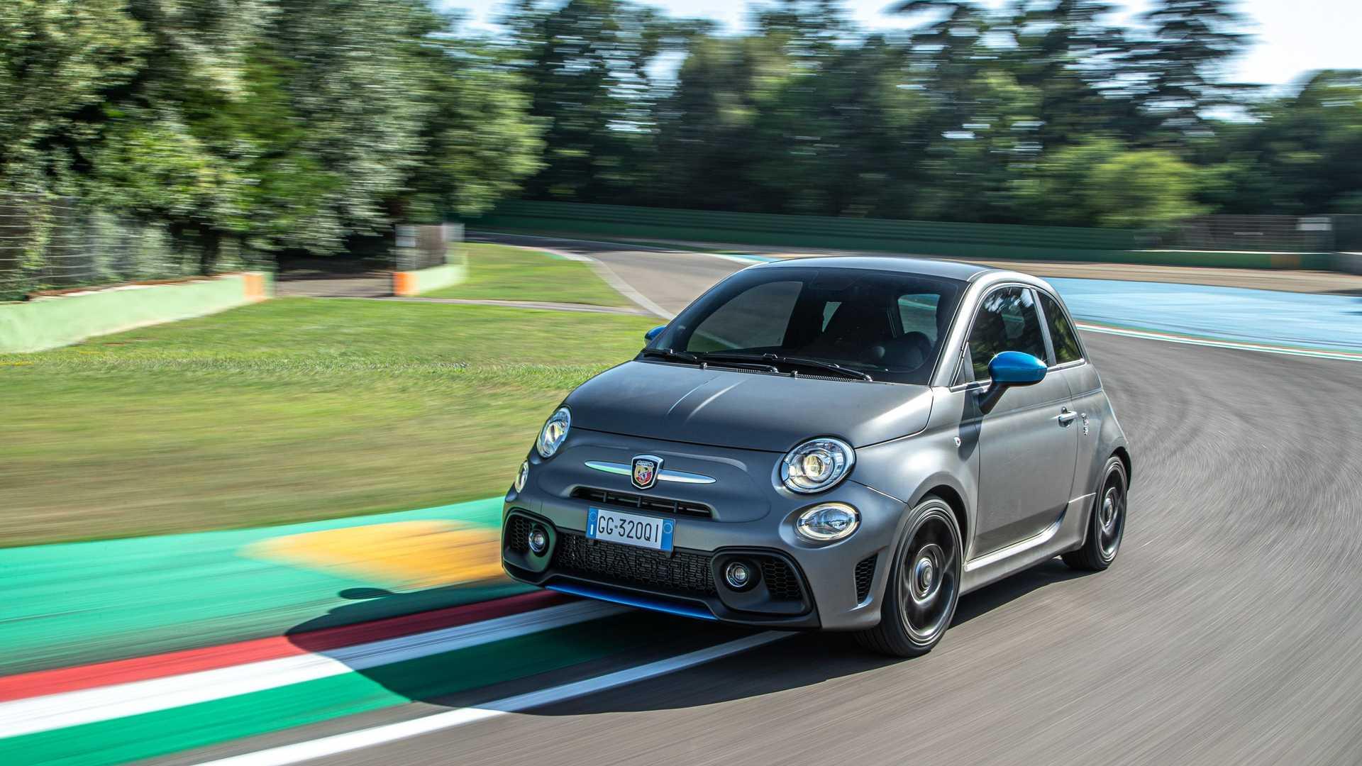 نمای جلو خودروی هاچ بک شهری ابارت اف 595 / Abarth F595 در پیست