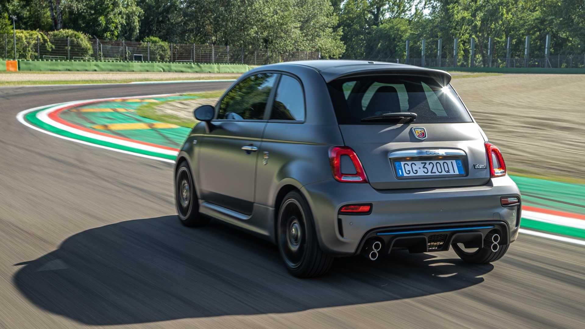 نمای عقب خودروی شهری ابارت اف 595 / Abarth F595 در پیست