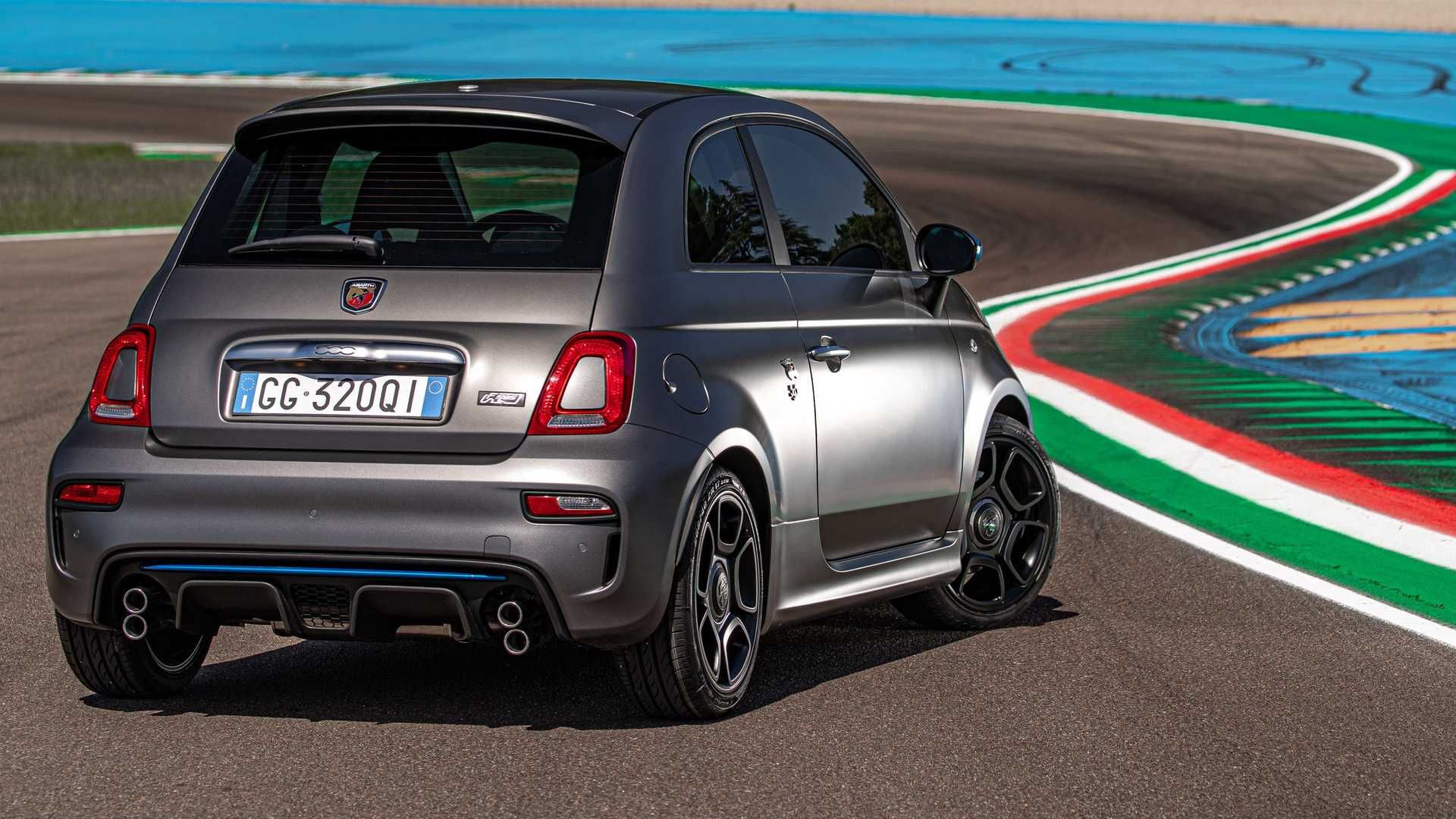 نمای عقب خودروی شهری ابارت اف 595 / Abarth F595