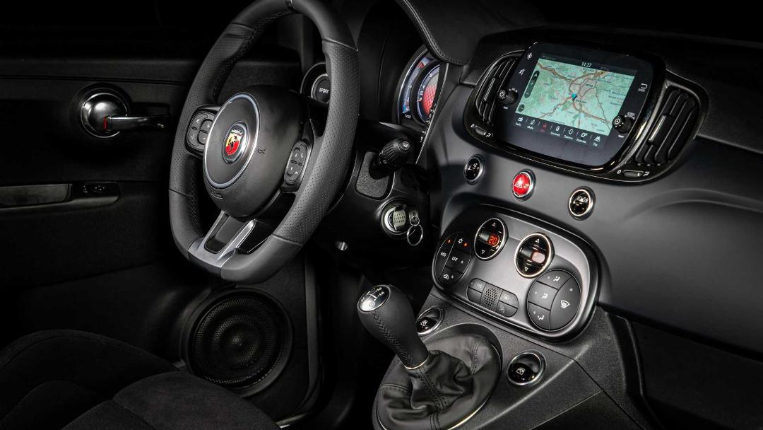 کابین و داشبورد خودروی شهری ابارت اف 595 / Abarth F595