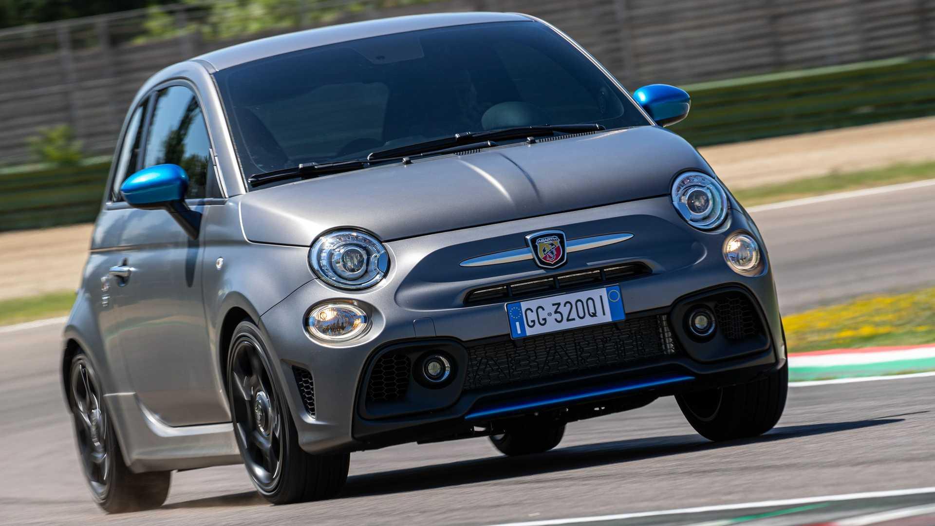 نمای جلو خودروی شهری ابارت اف 595 / Abarth F595 در پیست