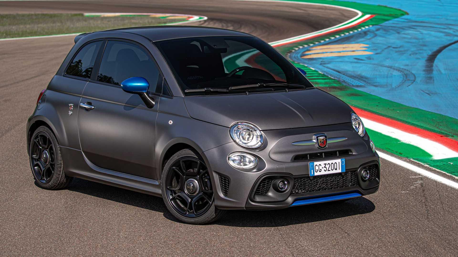 نمای سه چهارم جلو خودروی شهری ابارت اف 595 / Abarth F595