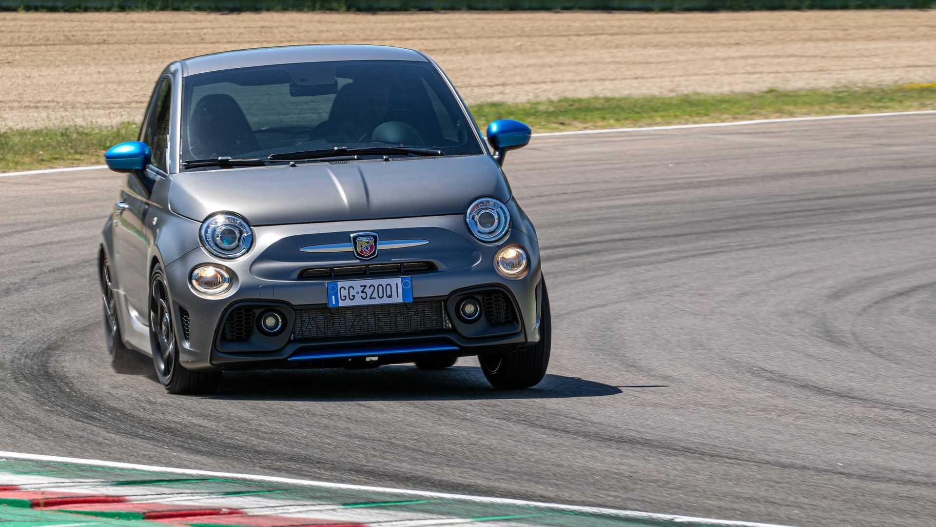 نمای جلو خودروی شهری ابارت اف 595 / Abarth F595 در پیست