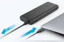 پاوربانک انکر Anker PowerCore Speed 20000 B1275 20100mAh با ظرفیت 20100 میلی‌آمپر ساعت درحال شارژ