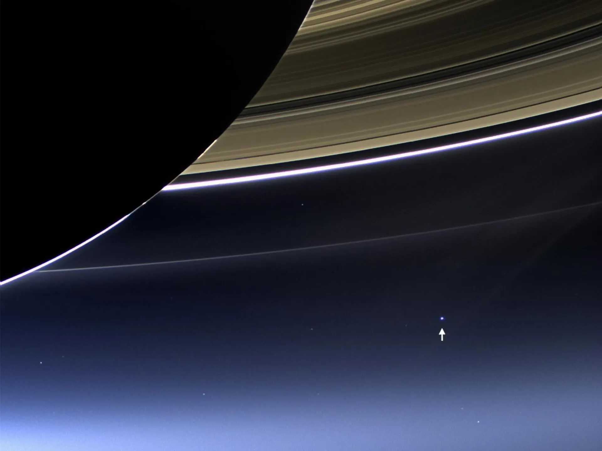 کاسینی این تصویر فوق‌العاده را در سال ۲۰۱۳ ثبت کرد: زحل، حلقه‌هایش و سیاره‌ی زمین (نقطه‌ی سفید) در یک قاب