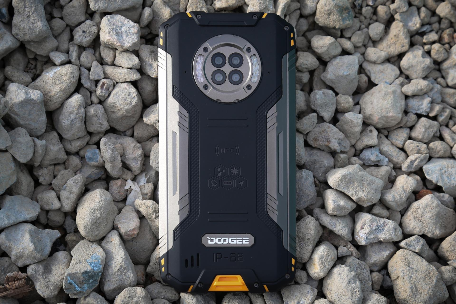 گوشی موبایل اس 96 پرو دوجی Doogee S96 Pro روی سنگ