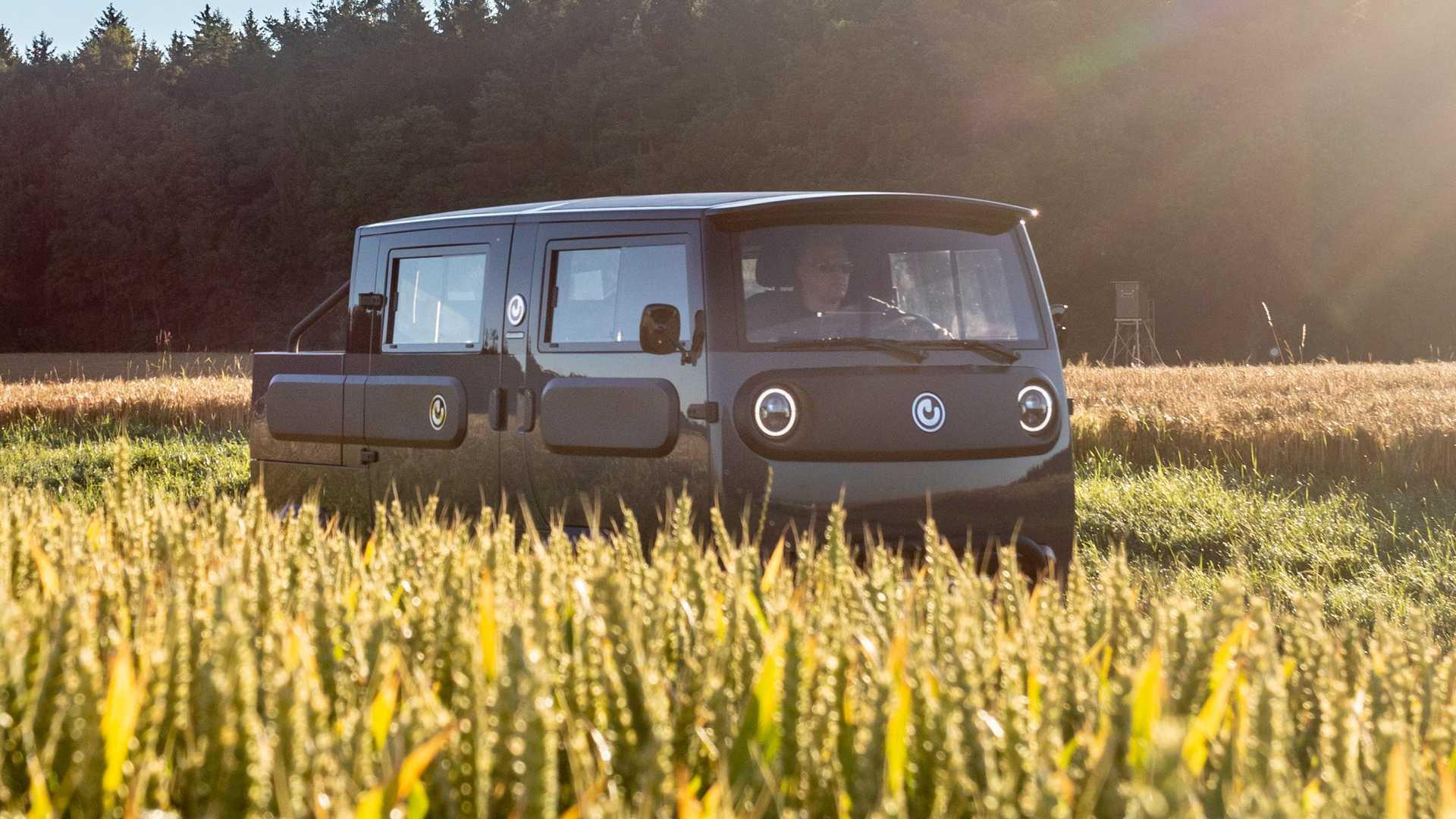 نمای پلتفرم خودروی الکتریکی ایکس باس / Xbus electric vehicle در مزرعه