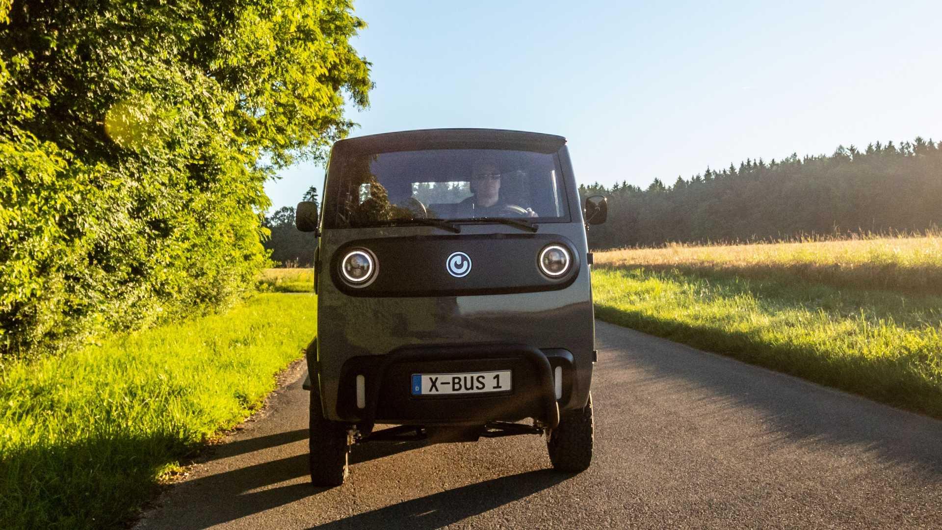 نمای جلو پلتفرم خودروی الکتریکی ایکس باس / Xbus electric vehicle در جاده با منظره درخت