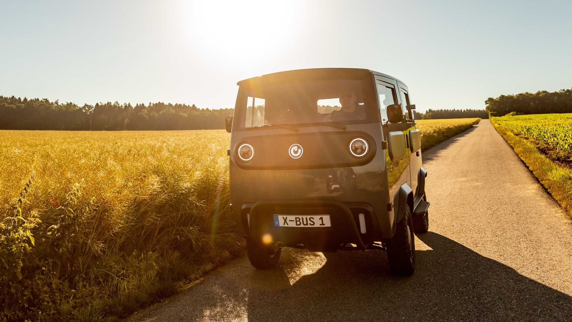 نمای روبرو پلتفرم خودروی الکتریکی ایکس باس / Xbus electric vehicle در جاده خاکی