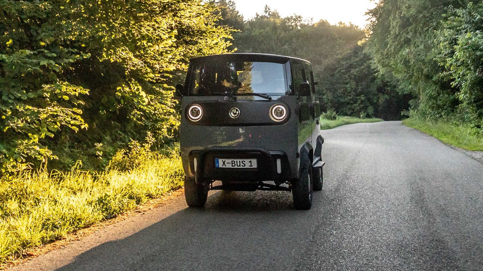 نمای جلو پلتفرم خودروی الکتریکی ایکس باس / Xbus electric vehicle با منظره جنگل