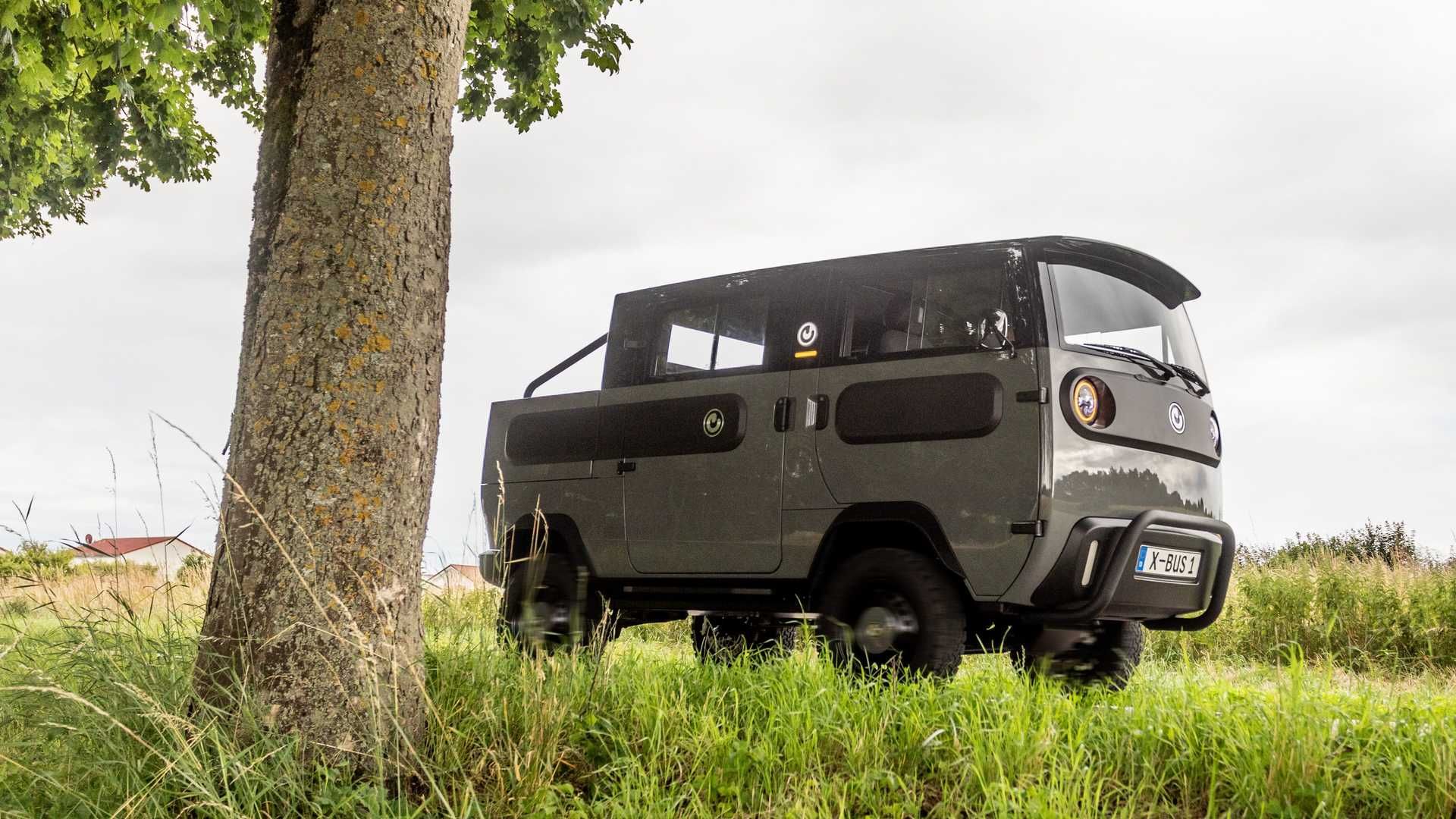 نمای جانبی پلتفرم خودروی الکتریکی ایکس باس / Xbus electric vehicle در کنار درخت