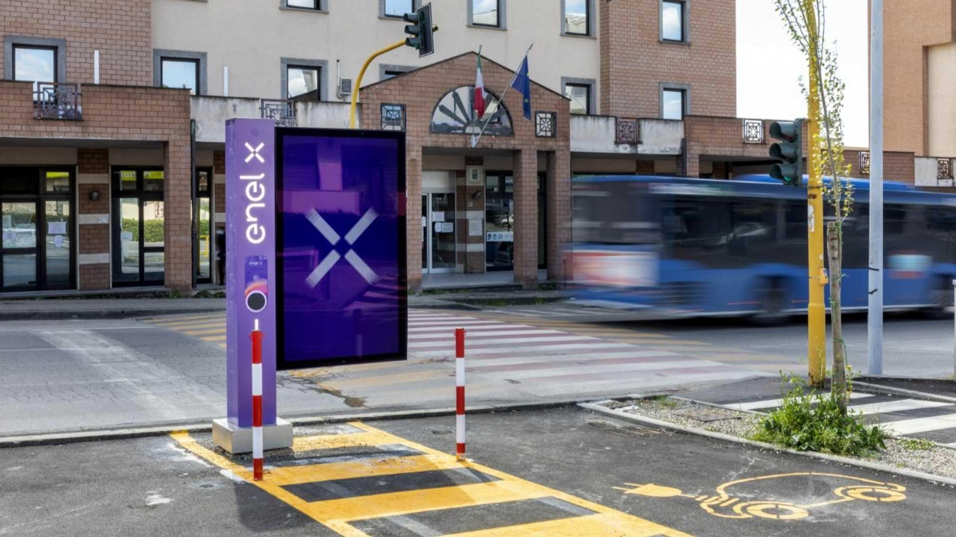 شارژر خودروی الکتریکی / electric car charger در ایتالیا
