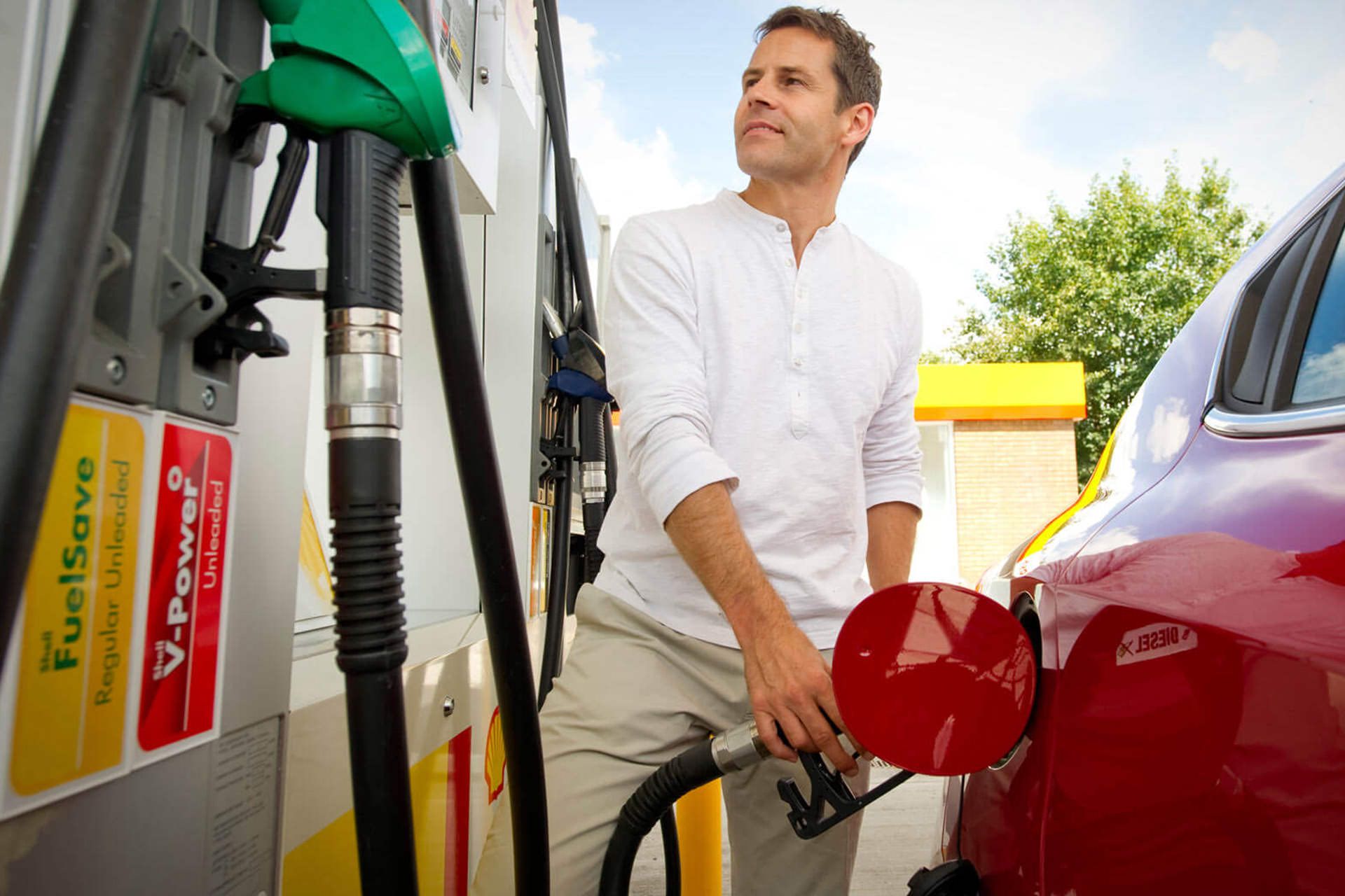 سوخت گیری بنزین توسط خودروی احتراقی
