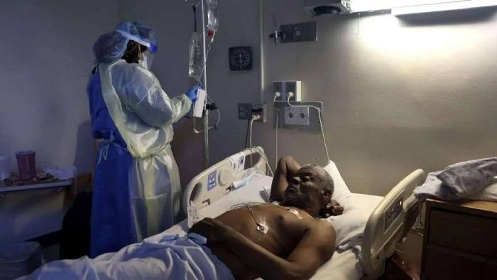 بیمار کووید تحت درمان با داروی ضد ویروس رمدسیویر 