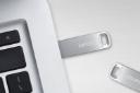 فلش مموری لکسار Lexar JumpDrive M35 کنار لپ تاپ