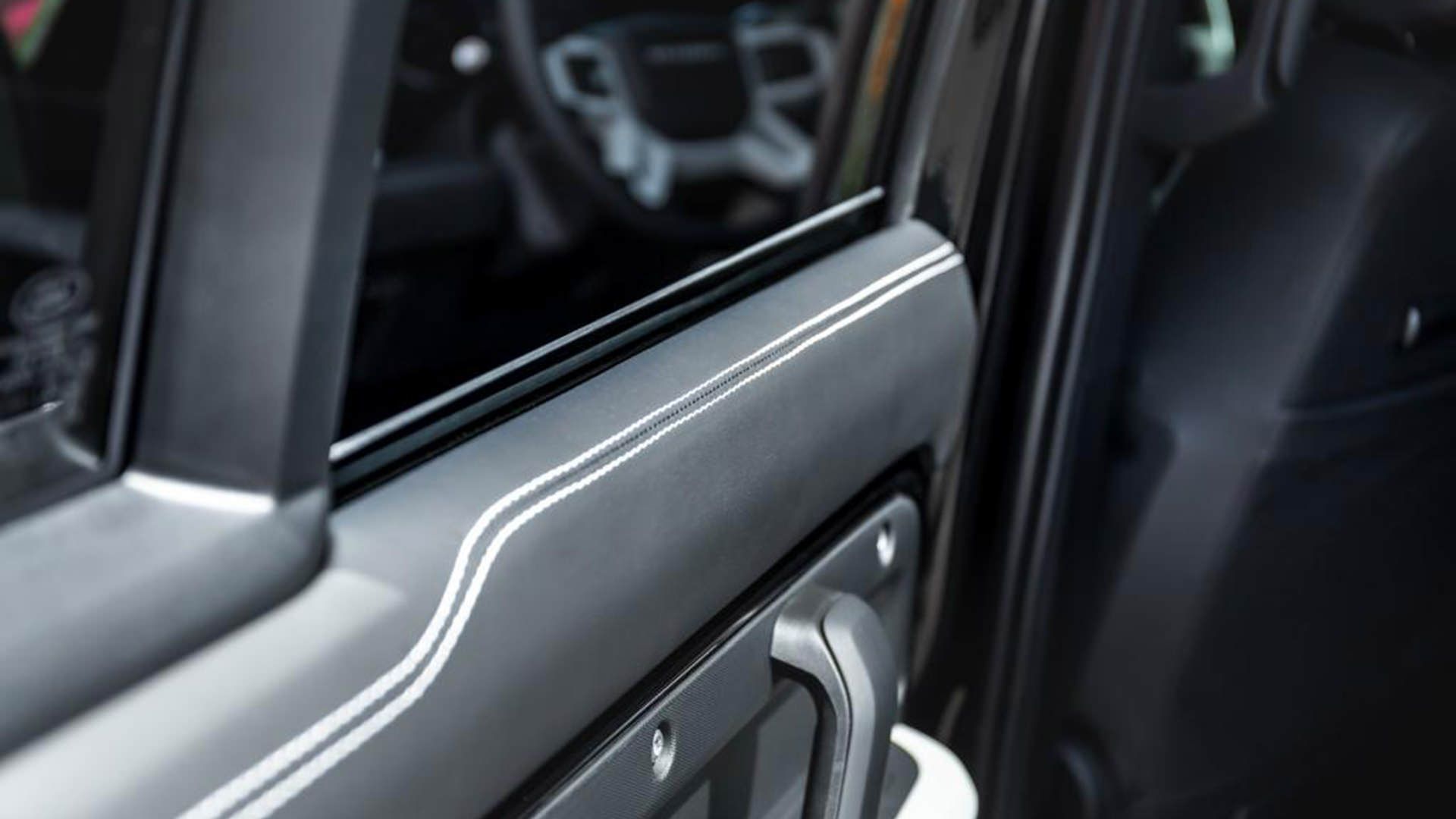 تزئینات چرمی در منهارت دی پی 500 لندرور دیفندر / Manhart DP 500 Land Rover Defender
