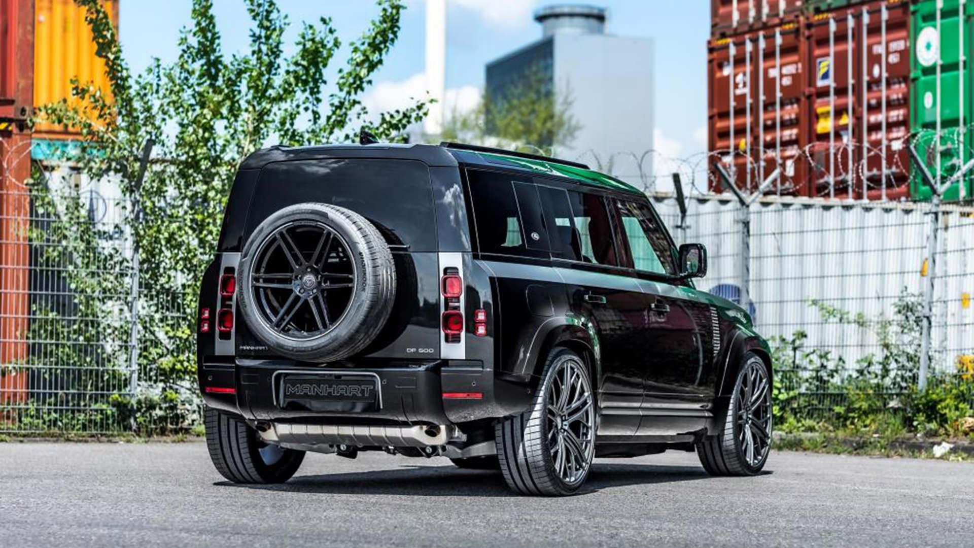 نمای سه چهارم عقب منهارت دی پی 500 لندرور دیفندر / Manhart DP 500 Land Rover Defender