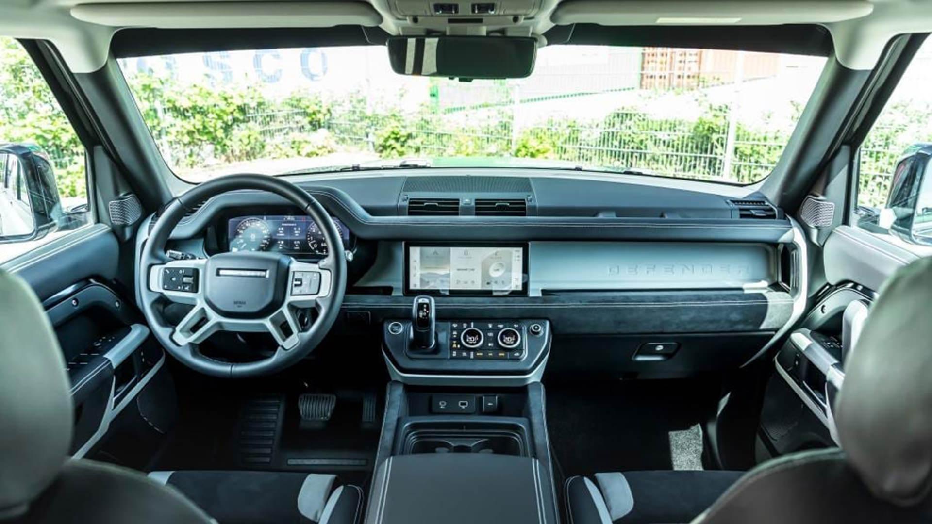 کابین و داشبورد منهارت دی پی 500 لندرور دیفندر / Manhart DP 500 Land Rover Defender