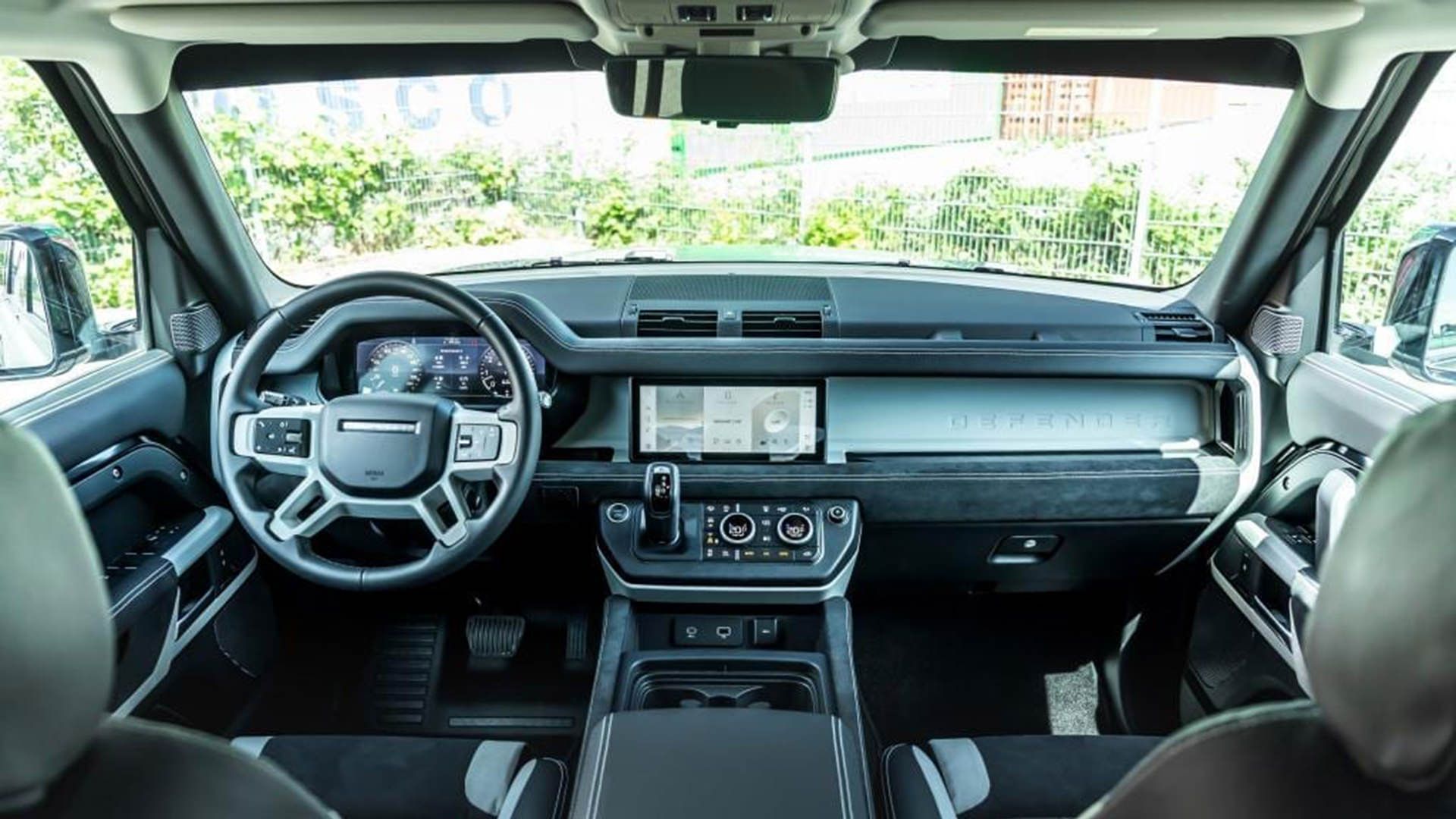 کابین و داشبورد منهارت دی پی 500 لندرور دیفندر / Manhart DP 500 Land Rover Defender