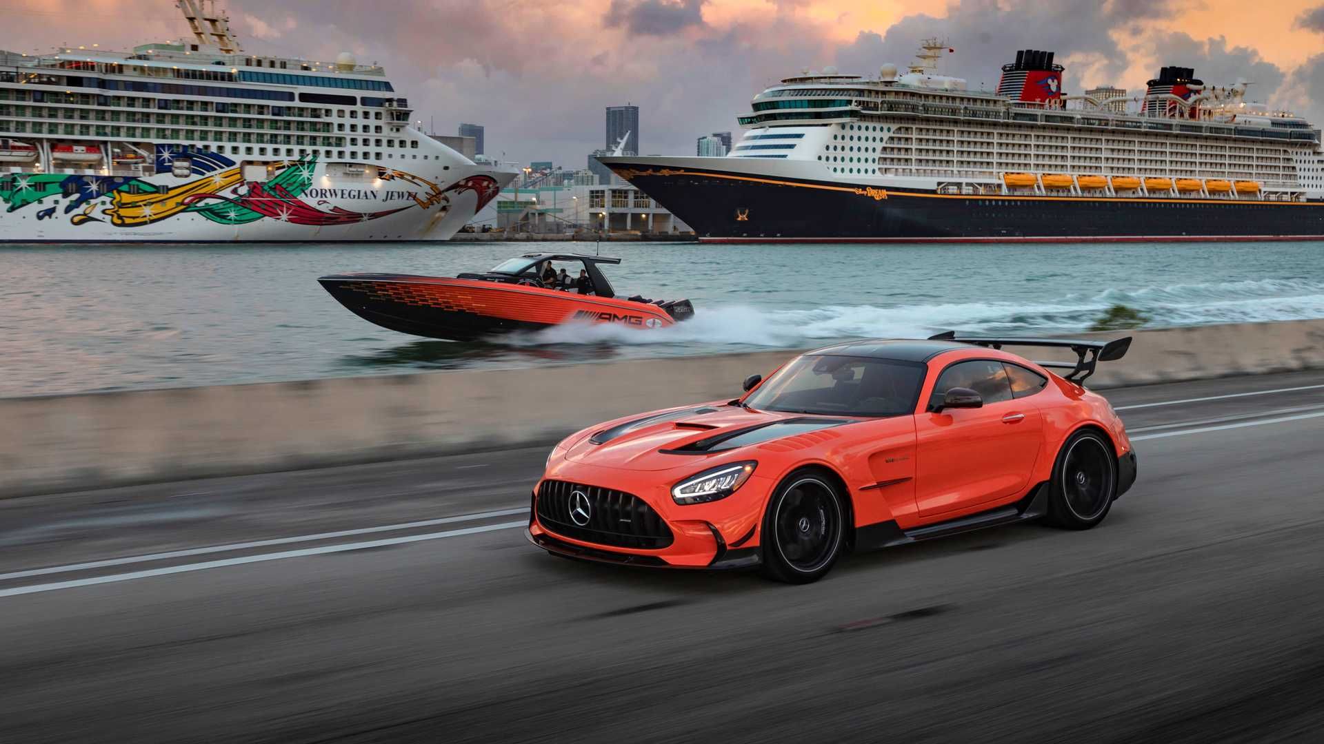 نمای جانبی قایق پرسرعت مرسدس آ ام گ نایت هاوک سری سیاه / Mercedes-AMG Black Series Cigarette Boat در دریا