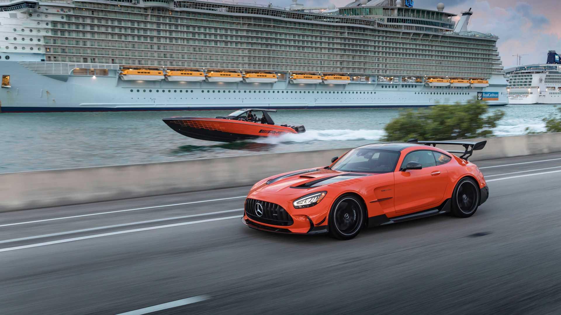 نمای جانبی قایق پرسرعت مرسدس آ ام گ نایت هاوک سری سیاه / Mercedes-AMG Black Series Cigarette Boat نارنجی رنگ