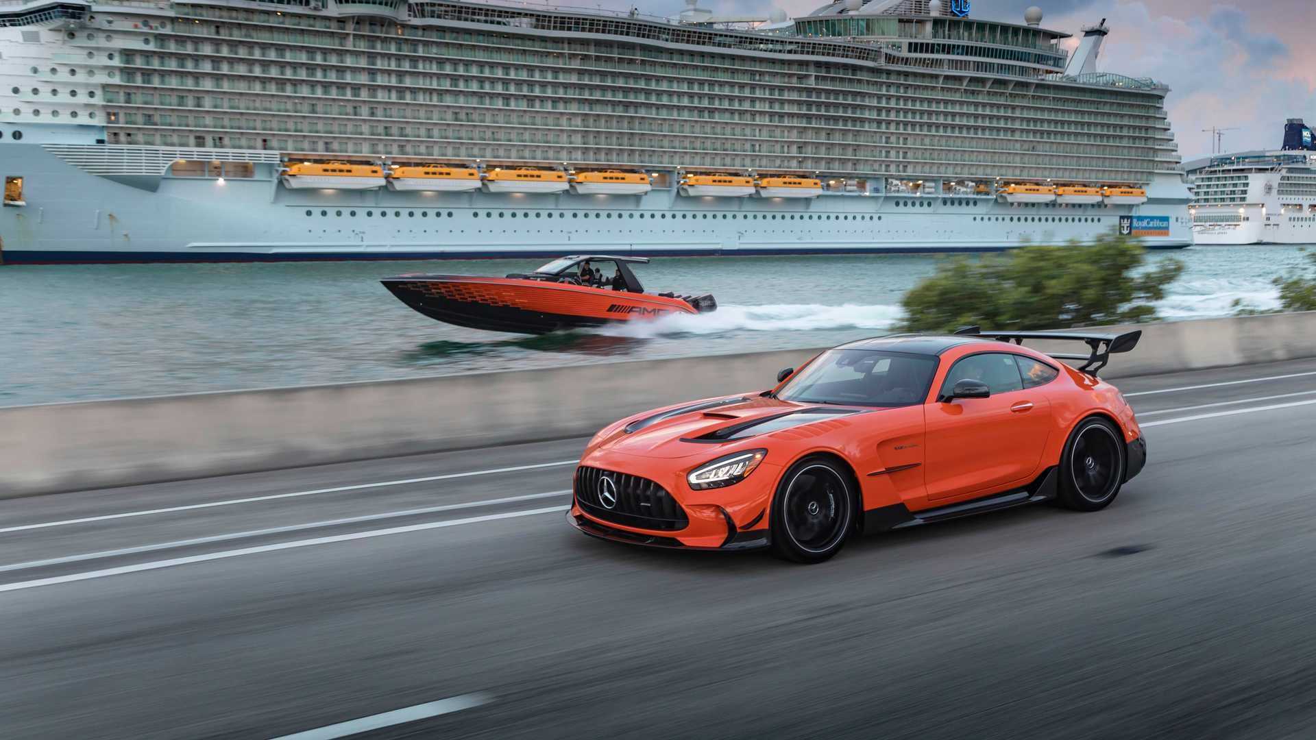 نمای جانبی قایق پرسرعت مرسدس آ ام گ نایت هاوک سری سیاه / Mercedes-AMG Black Series Cigarette Boat نارنجی رنگ