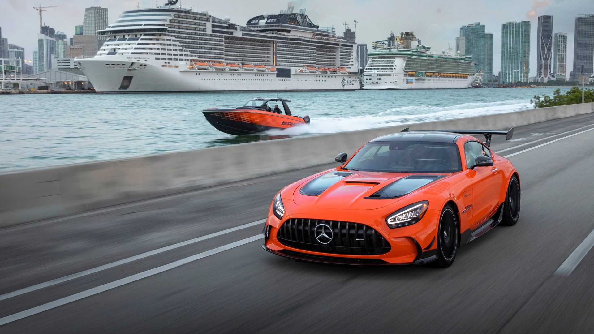 نمای جلو قایق پرسرعت مرسدس آ ام گ نایت هاوک سری سیاه / Mercedes-AMG Black Series Cigarette Boat در دریا