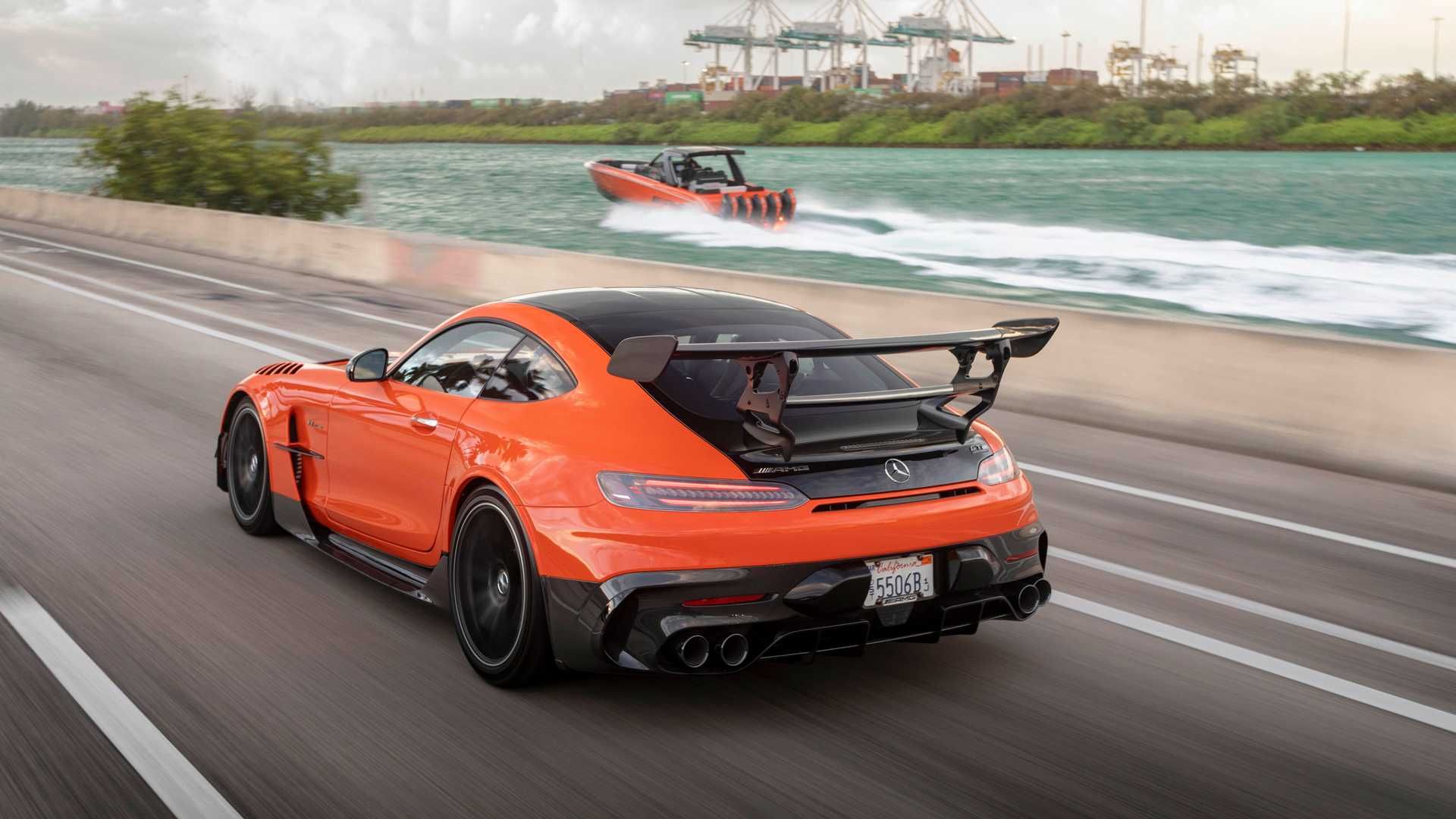 نمای عقب قایق پرسرعت مرسدس آ ام گ نایت هاوک سری سیاه / Mercedes-AMG Black Series Cigarette Boat در دریا