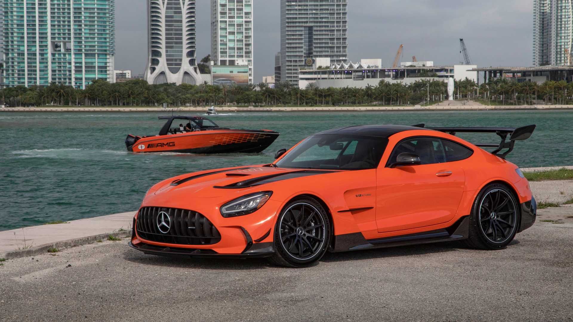قایق پرسرعت مرسدس آ ام گ نایت هاوک سری سیاه / Mercedes-AMG Black Series Cigarette Boat نارنجی رنگ با منظره ساحل