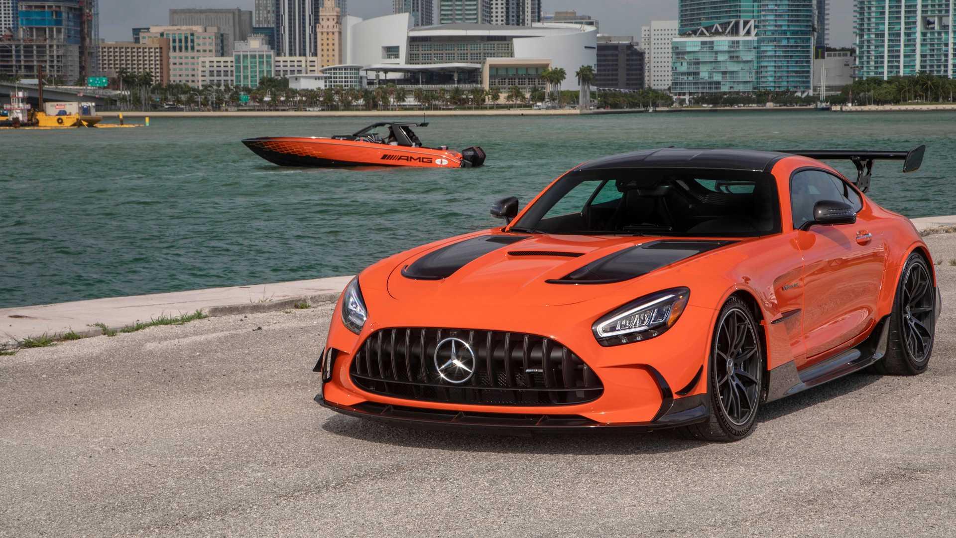قایق پرسرعت مرسدس آ ام گ نایت هاوک سری سیاه / Mercedes-AMG Black Series Cigarette Boat در دریا