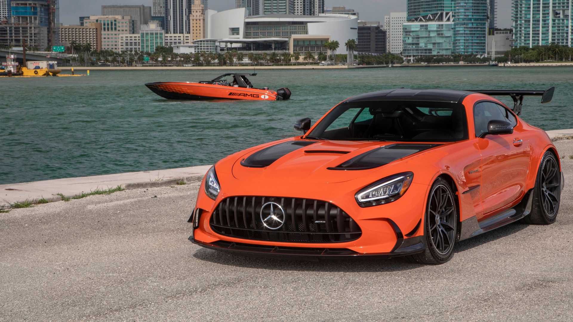 قایق پرسرعت مرسدس آ ام گ نایت هاوک سری سیاه / Mercedes-AMG Black Series Cigarette Boat در دریا